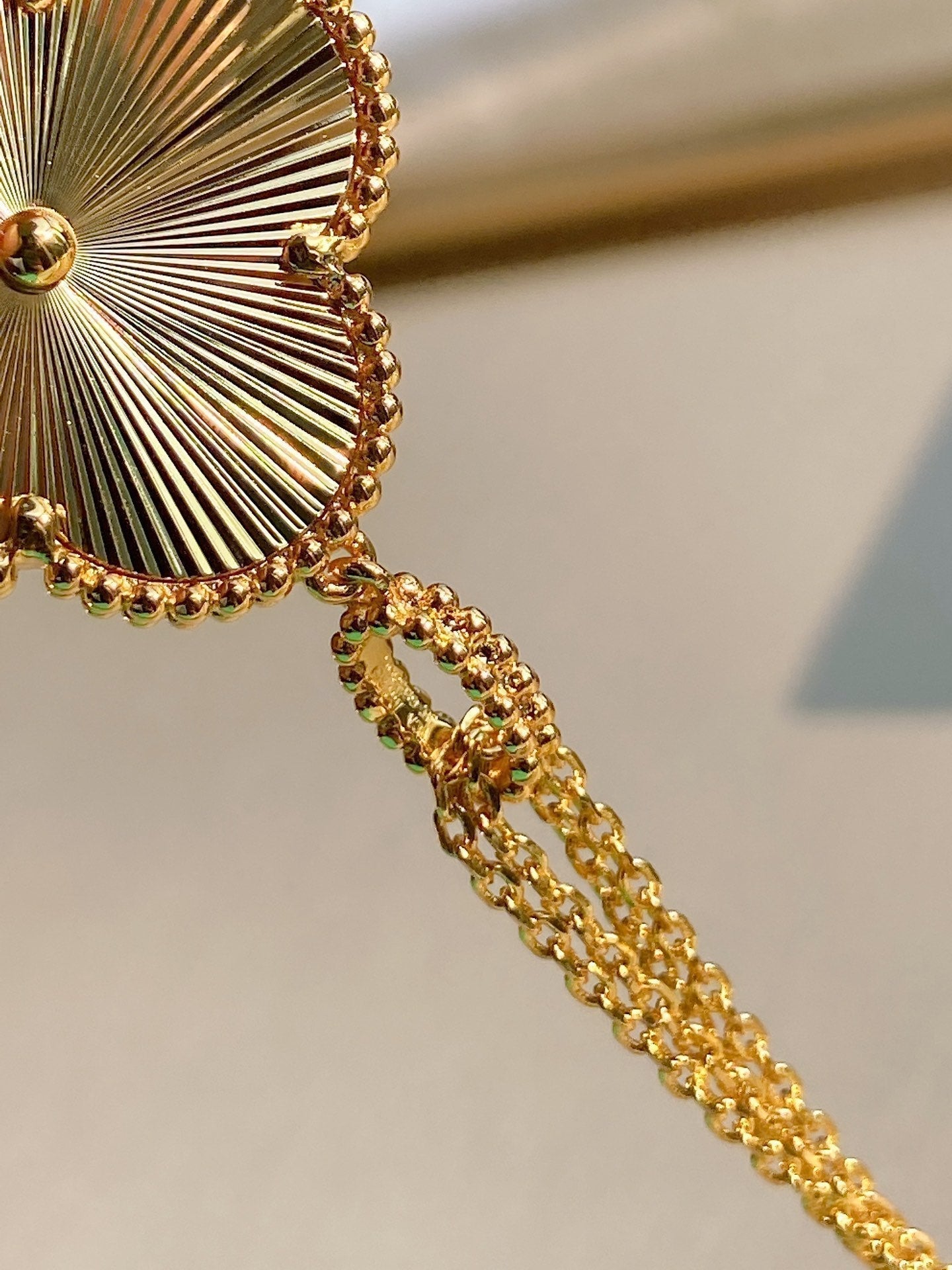 VINTAGE CLOVER PEDANT NECKLACE GOLD