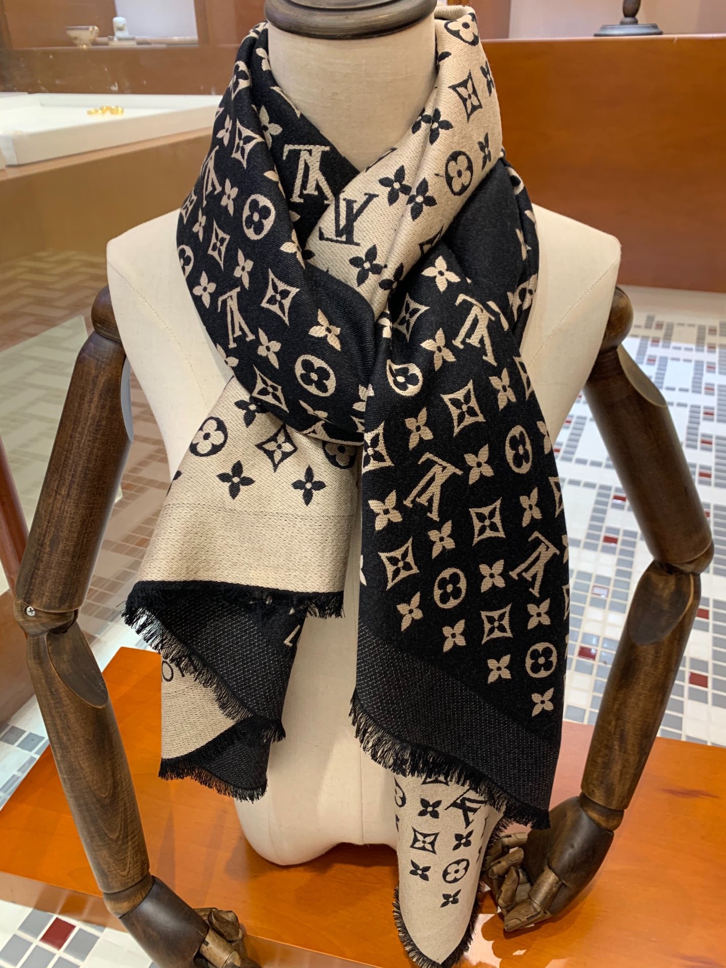LV SCARF 200 CM IN WOOL MIX SILK 737209