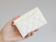 CC FLAP CARD HOLDER 11.3 WHITE GRAINED CALFSKIN GOLD ICON