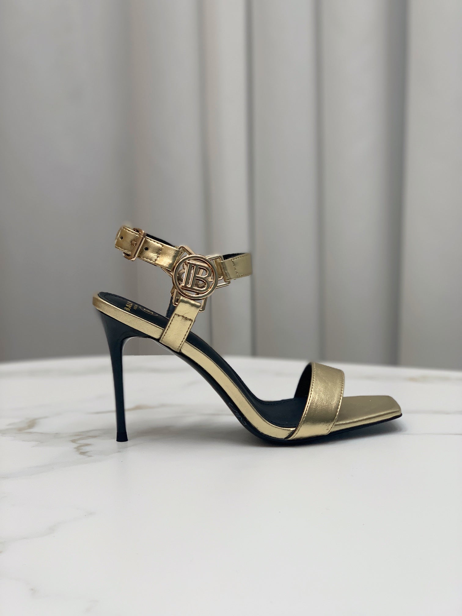 BALMAIN 25S HIGH HEELS WITH B METAL DETAIL 95MM IN GOLD CALFSKIN