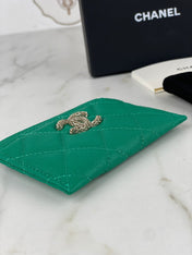 CC CARD HOLDER 19.5 EMERALD GRAINED CALFSKIN GOLD ICON