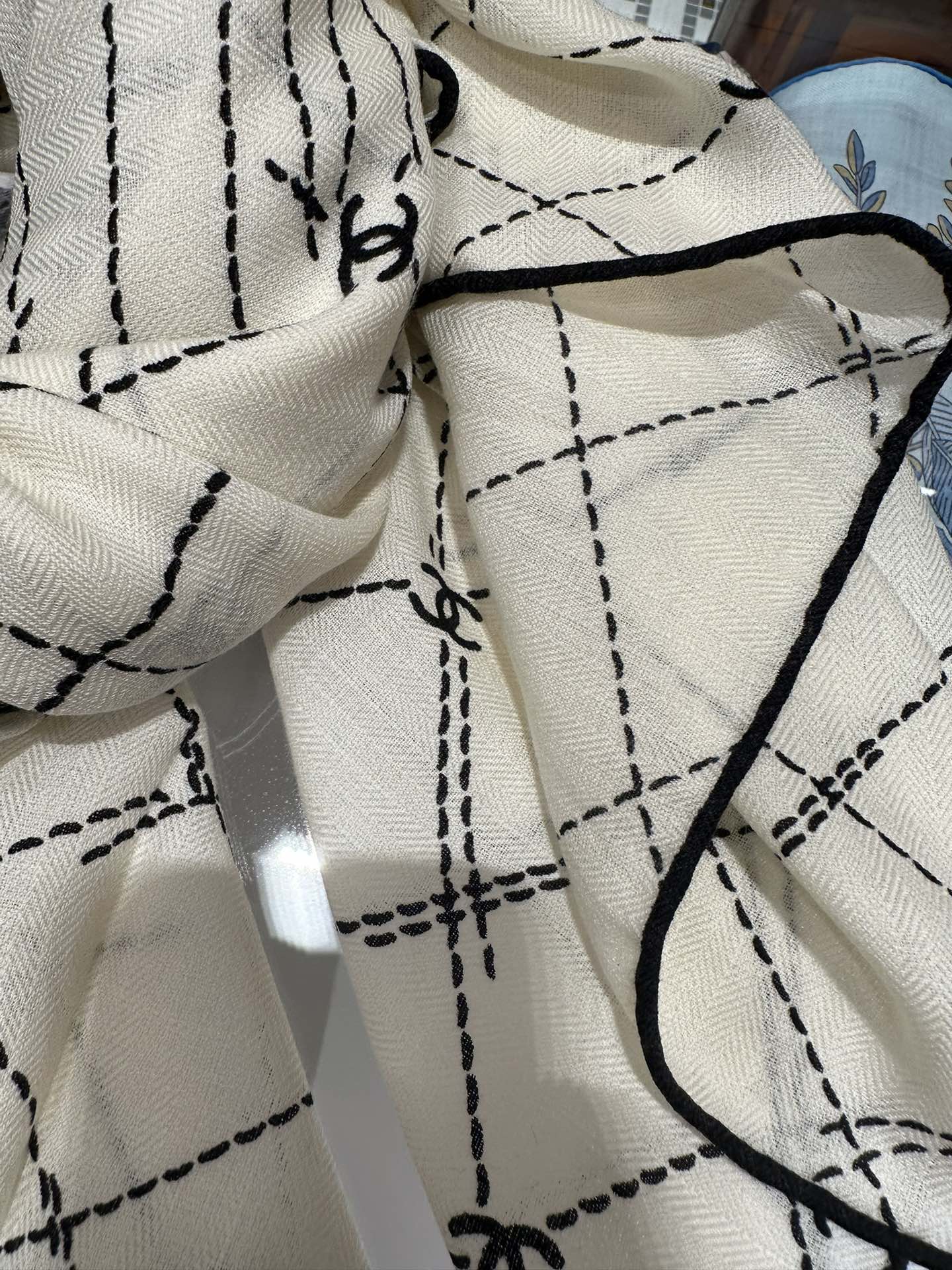 CHANEL 25S SCARF 140 IN SILK WOOL 726478