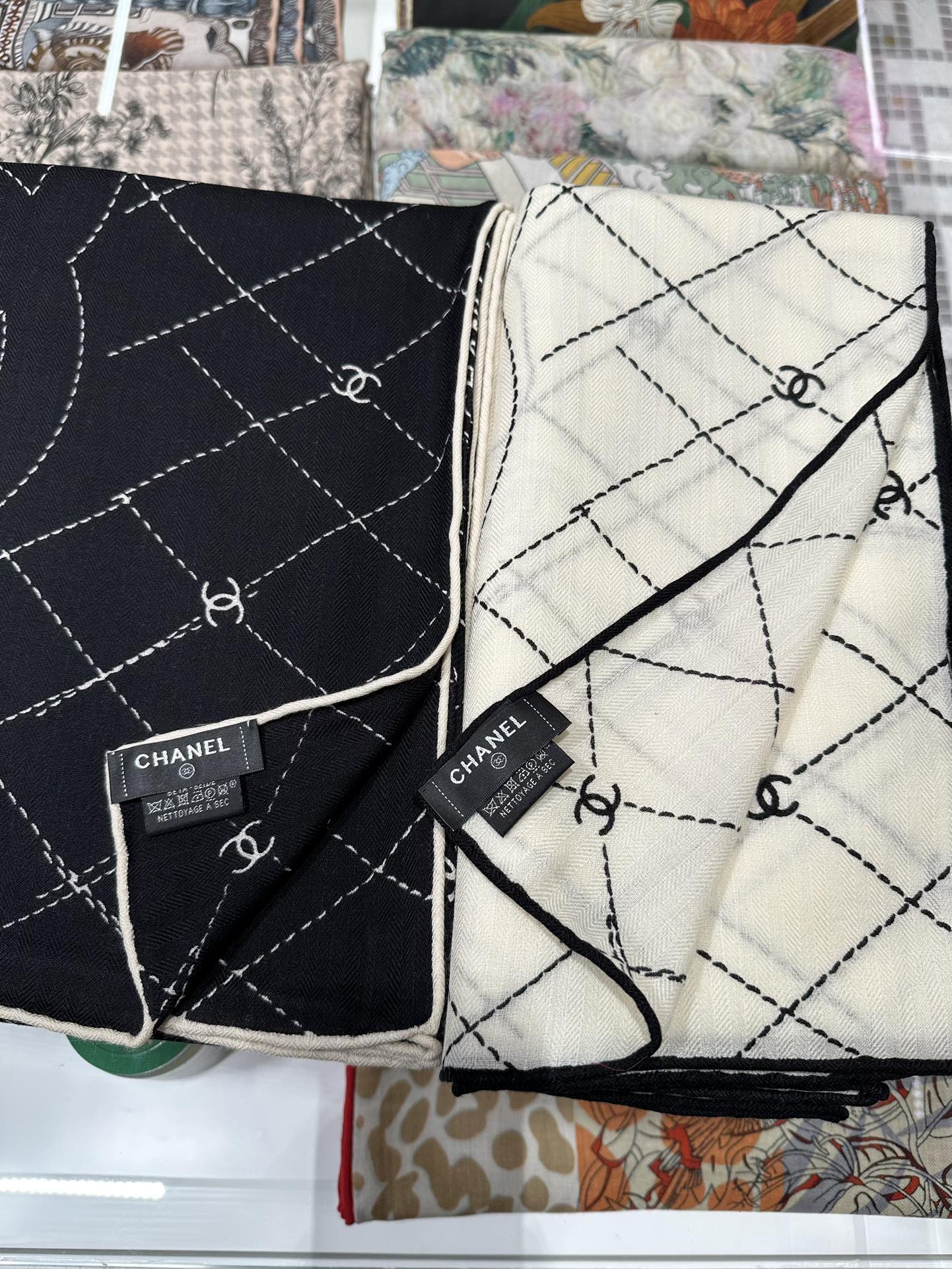 CHANEL 25S SCARF 140 IN SILK WOOL 726478