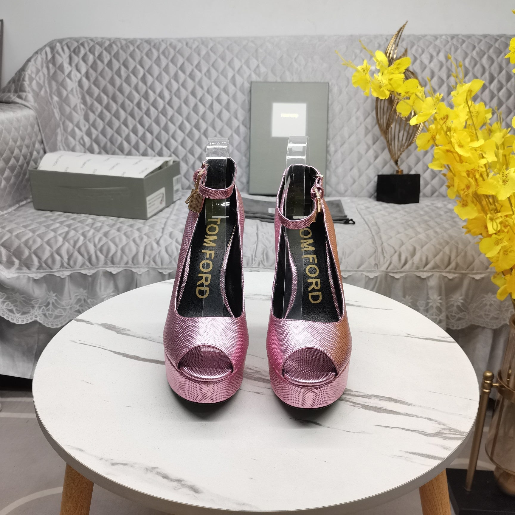 PADLOCK PLATFORM PEEP TOE PUMP 14 CM IN WATERMELON PINK GRAINED CALFSKIN