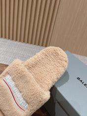 FURRY SLIDES IN BEIGE CURLY SHEARLING