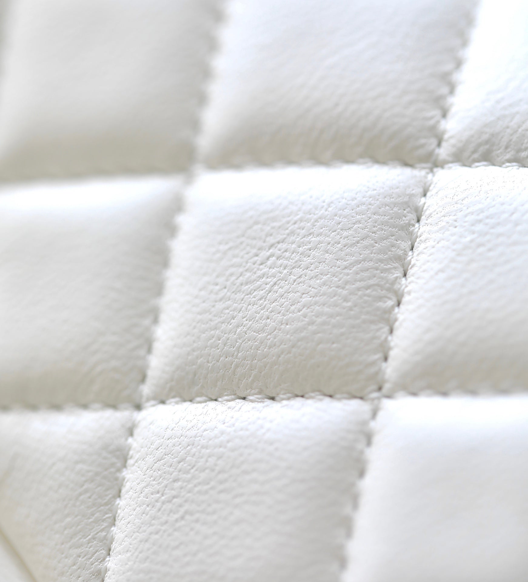 CHANEL 25S FLAP BAG 18 CM IN WHITE LAMBSKIN WITH GOLD HARDWARE