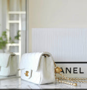 CHANEL 25S FLAP BAG 18 CM IN WHITE LAMBSKIN WITH GOLD HARDWARE