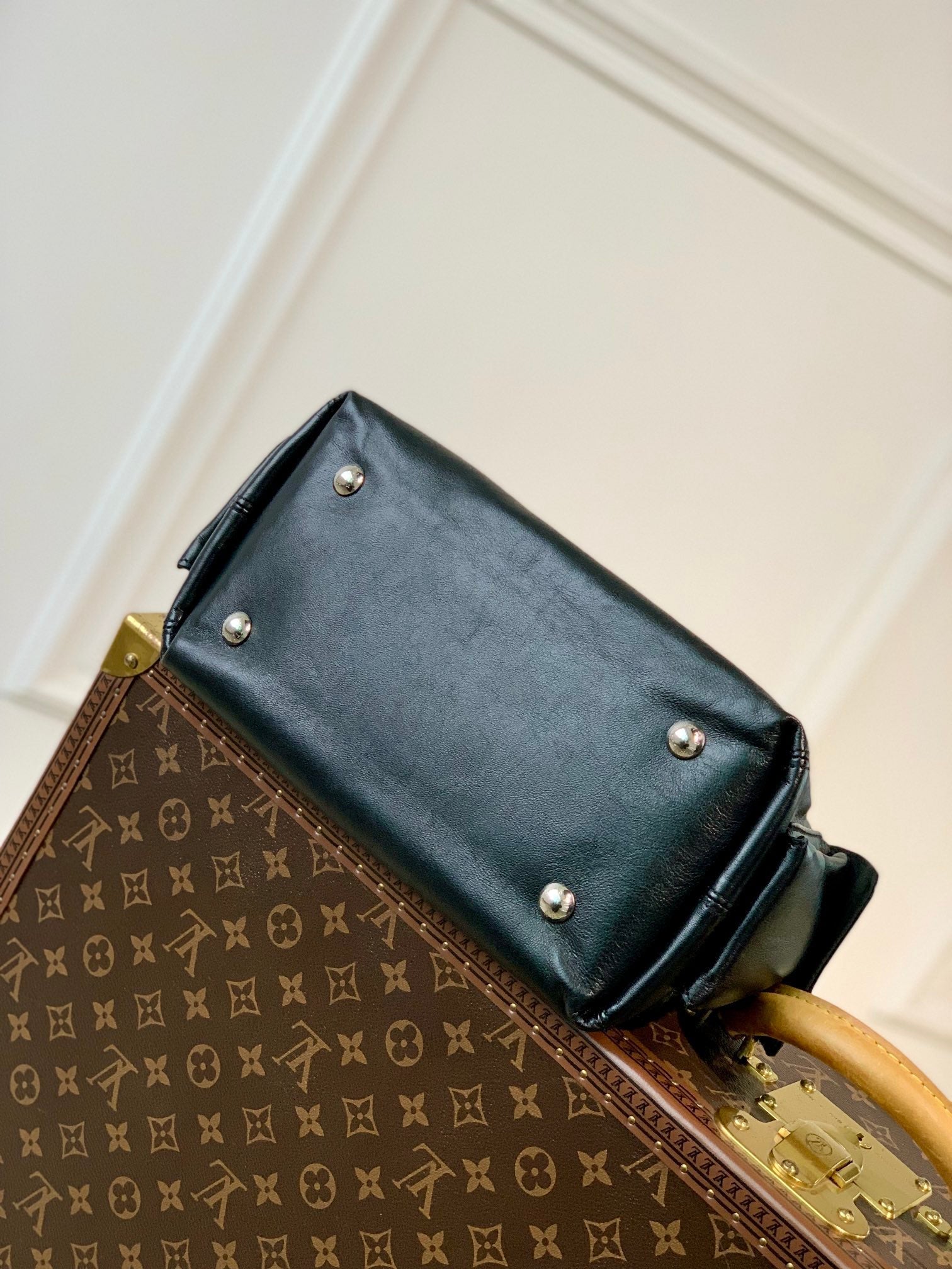 CARRYALL CARGO VIBE PM 33.5 IN BLACK LAMBSKIN BROWN MONOGRAM TAG