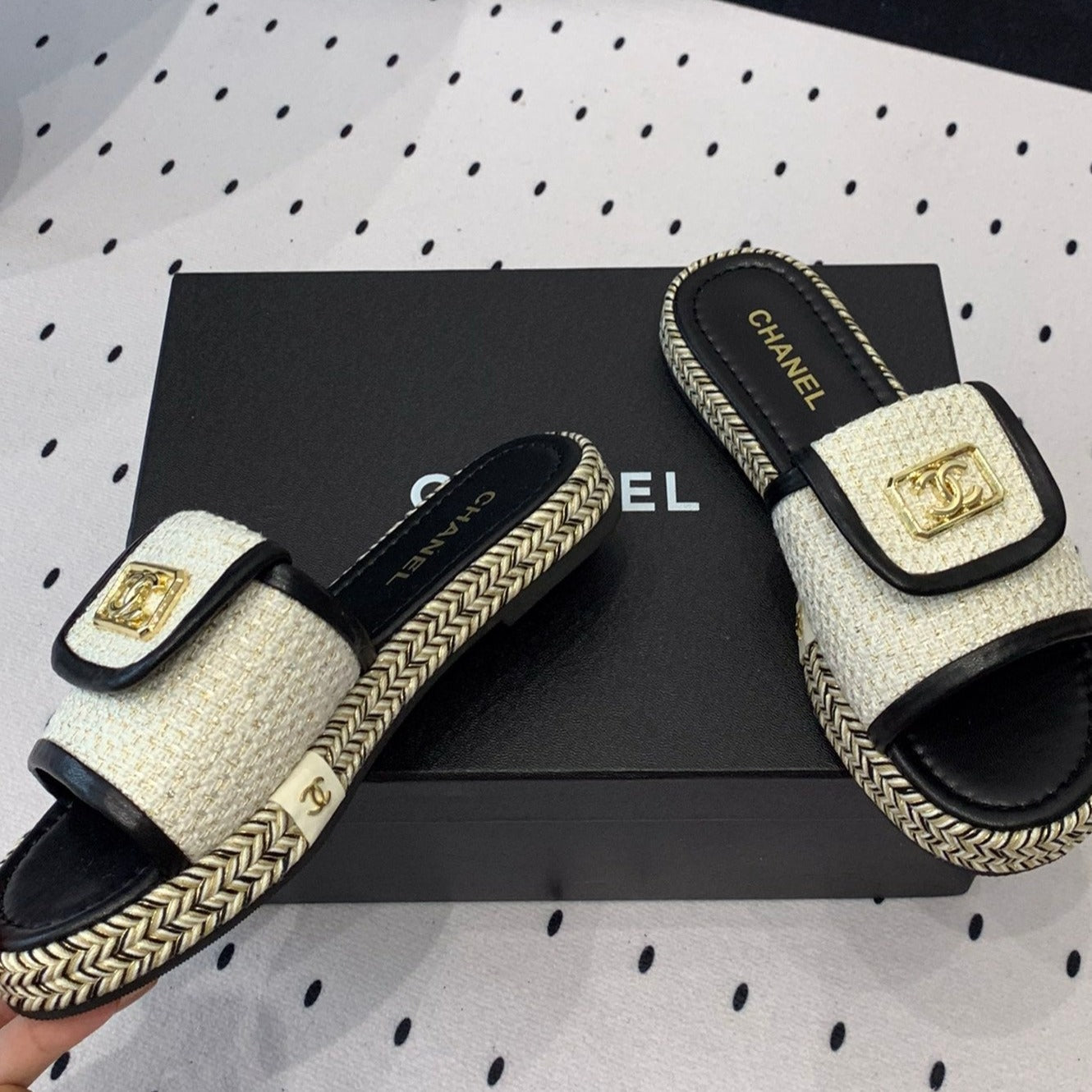 Double CC Women New Trendy Calfskin Slippers White Black