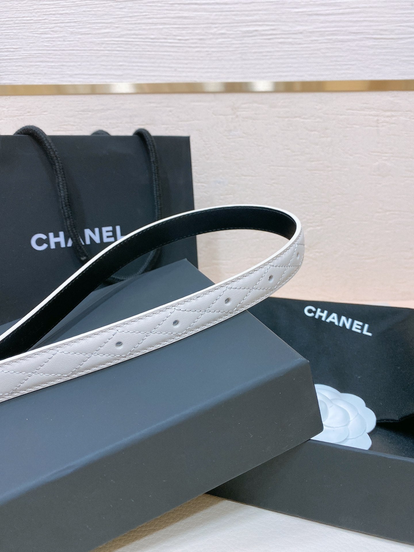 CC BELT 20MM IN WHITE EMBROIDERED CALFSKIN GOLD HARDWARE ATTACH PEARL