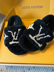 SLIPPER IN BLACK FLEECE WITH BEIGE LOGO