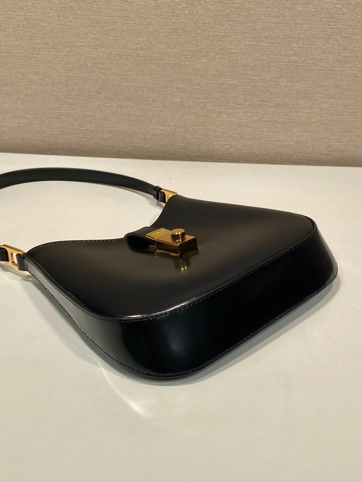 CLEO SHOULDER BAG 22 IN BLACK BRUSHED LAMBSKIN WITH CLASP CLOSURE