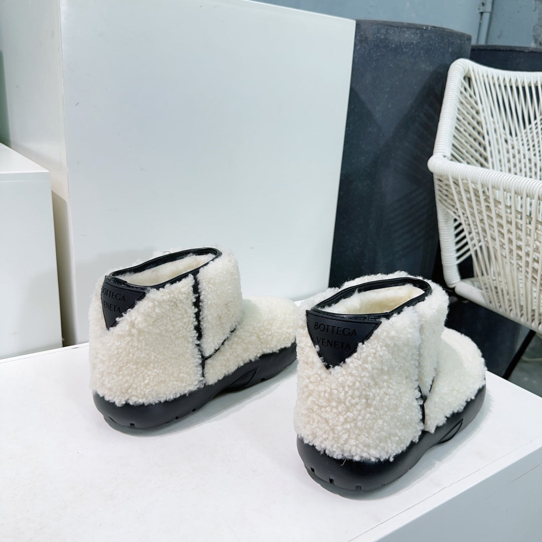 MINI ANKLE BOOT IN WHITE SHEARLING WITH BLACK ULTRA LIGHTWEIGHT RUBBER OUTSOLE