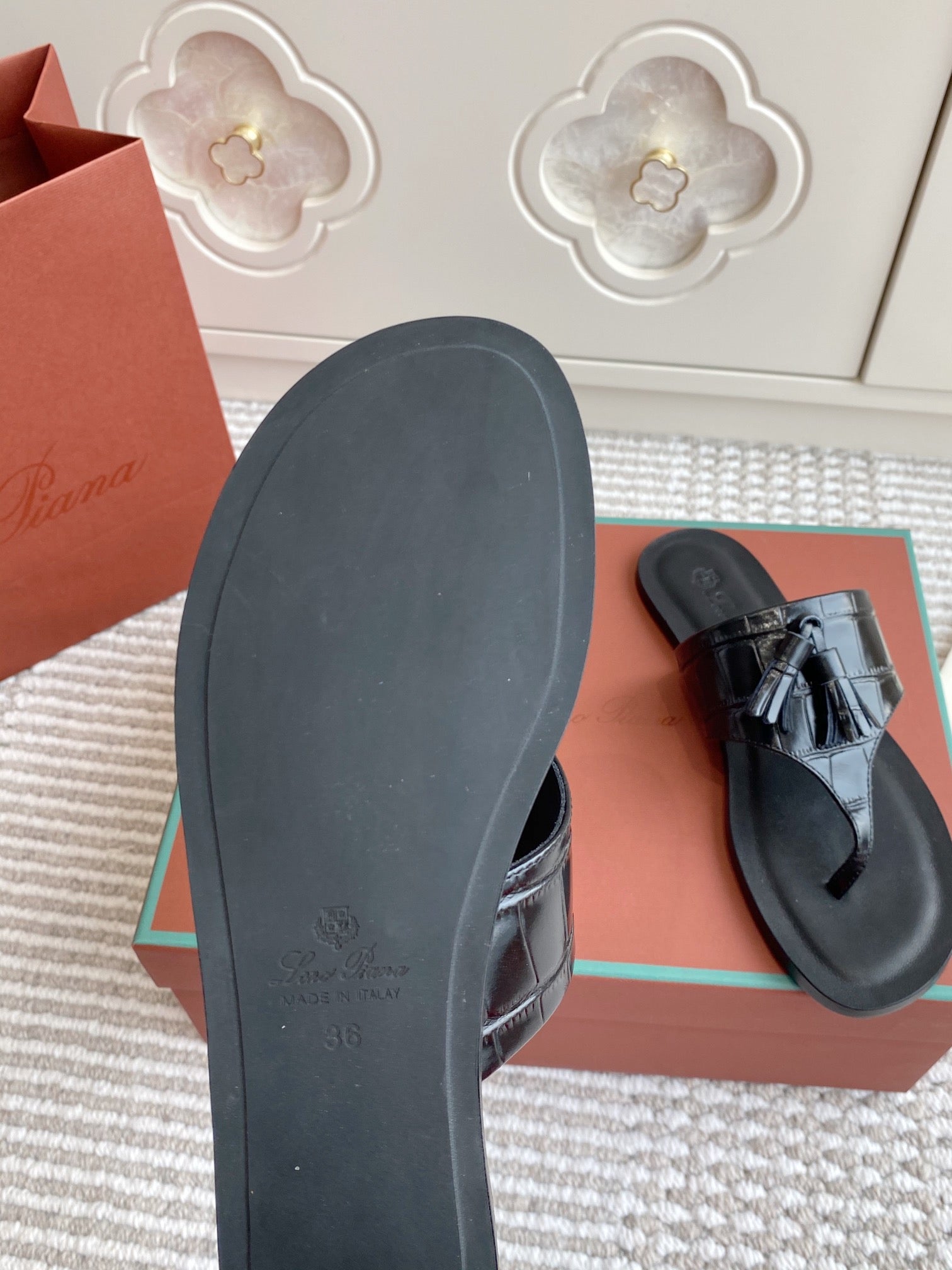 FLIP FLOPS IN BLACK LAMBSKIN SNAKE EMBOSSING