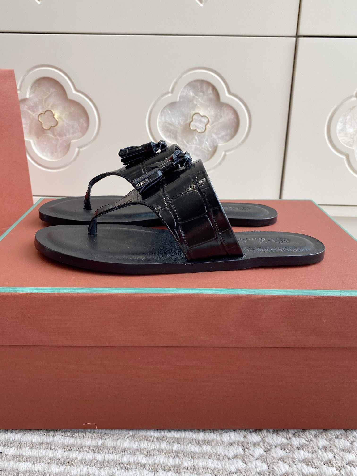 FLIP FLOPS IN BLACK LAMBSKIN SNAKE EMBOSSING