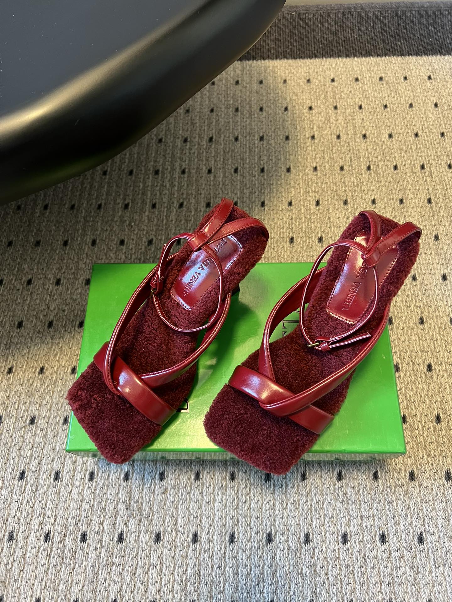 BOTTEGA VENETA 26S SQUARE-TOE HIGH-HEEL SANDALS 90 MM IN RED LAMBSKIN AND WOOL