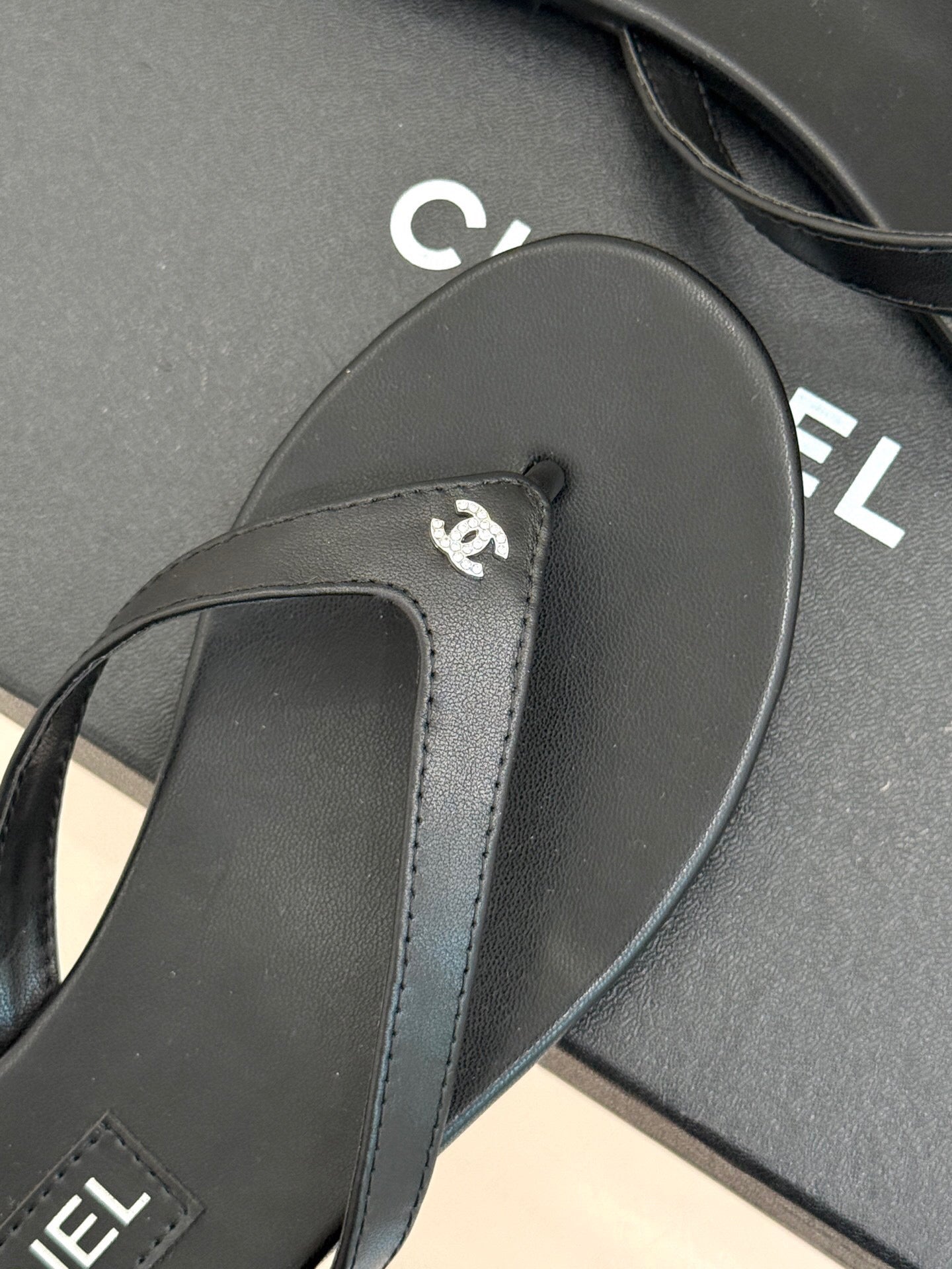 FLAT THONG SANDALS IN BLACK CALFKSIN EMBOSSED CRYSTAL