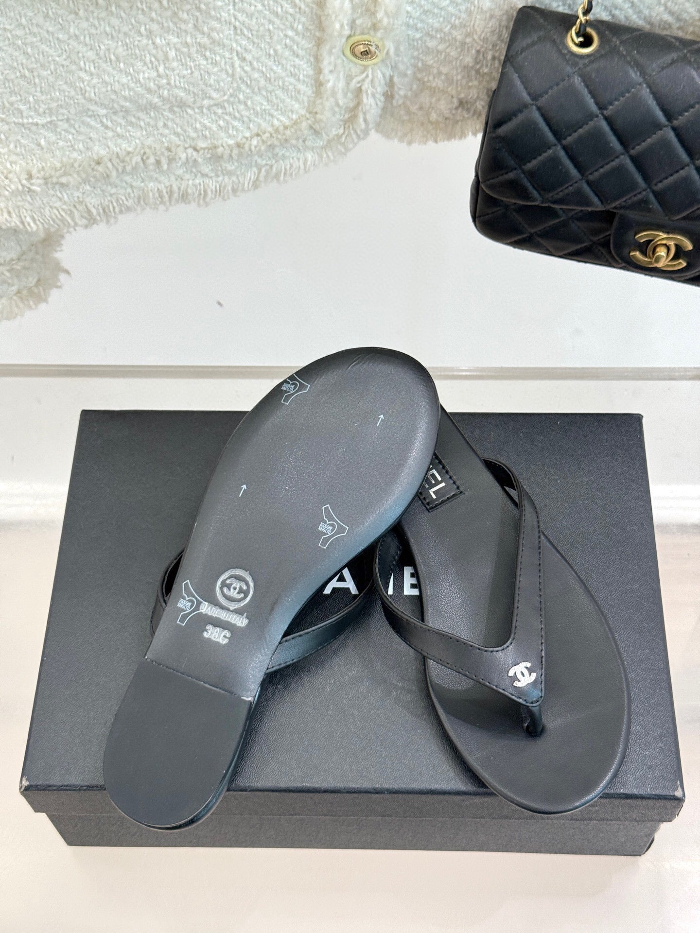 FLAT THONG SANDALS IN BLACK CALFKSIN EMBOSSED CRYSTAL