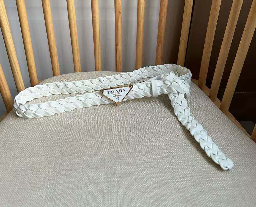 PRA TRIANGLE BELT IN WHITE BRAIDED LEATHER WITH ENAMEL LOGO BUCKLE