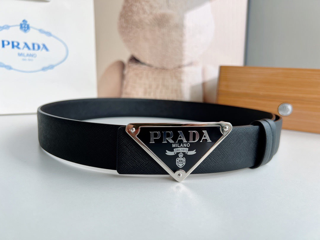 PRA TRIANGLE BELT IN BLACK SAFFIANO LEATHER WITH ENAMEL LOGO BUCKLE