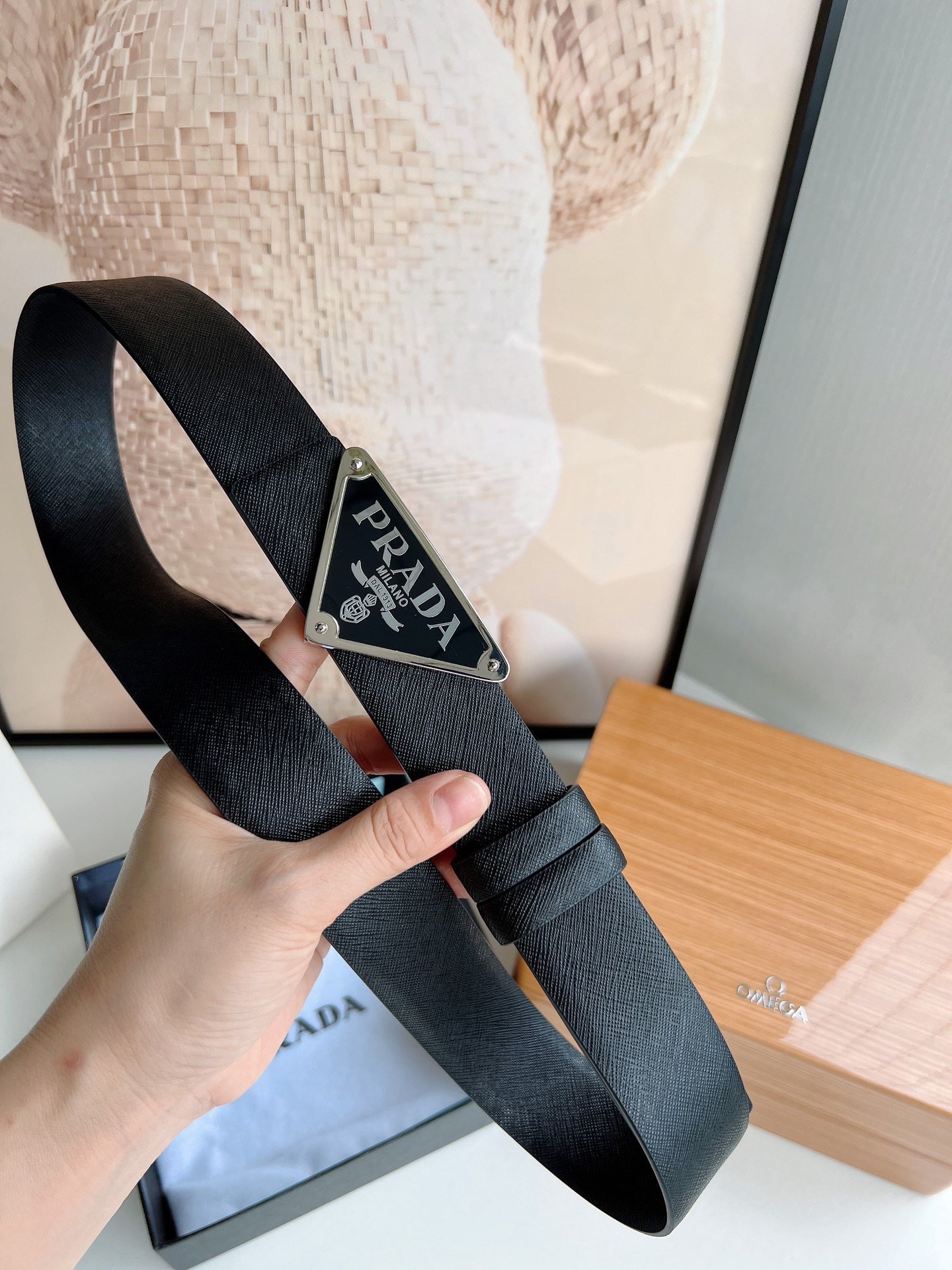 PRA TRIANGLE BELT IN BLACK SAFFIANO LEATHER WITH ENAMEL LOGO BUCKLE