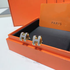 GOLD LACQUERED MINI POP H EARRINGS WHITE