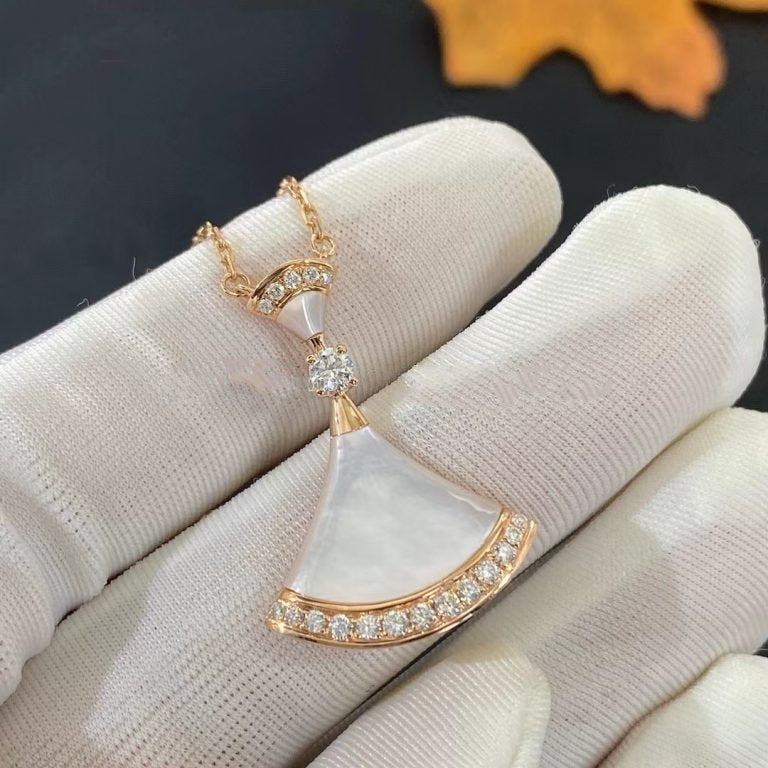 bulgari-divas-dream-necklace-rose-gold-mother-of-pearl-and-diamonds-ref-356452-coral-8-768x768_2cffe7a6-1416-47c9-87e5-662bf3524552.jpg