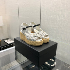 PEEP-TOE THICK SOLE SANDALS IN WHITE MIX BLACK WOVEN FABRIC