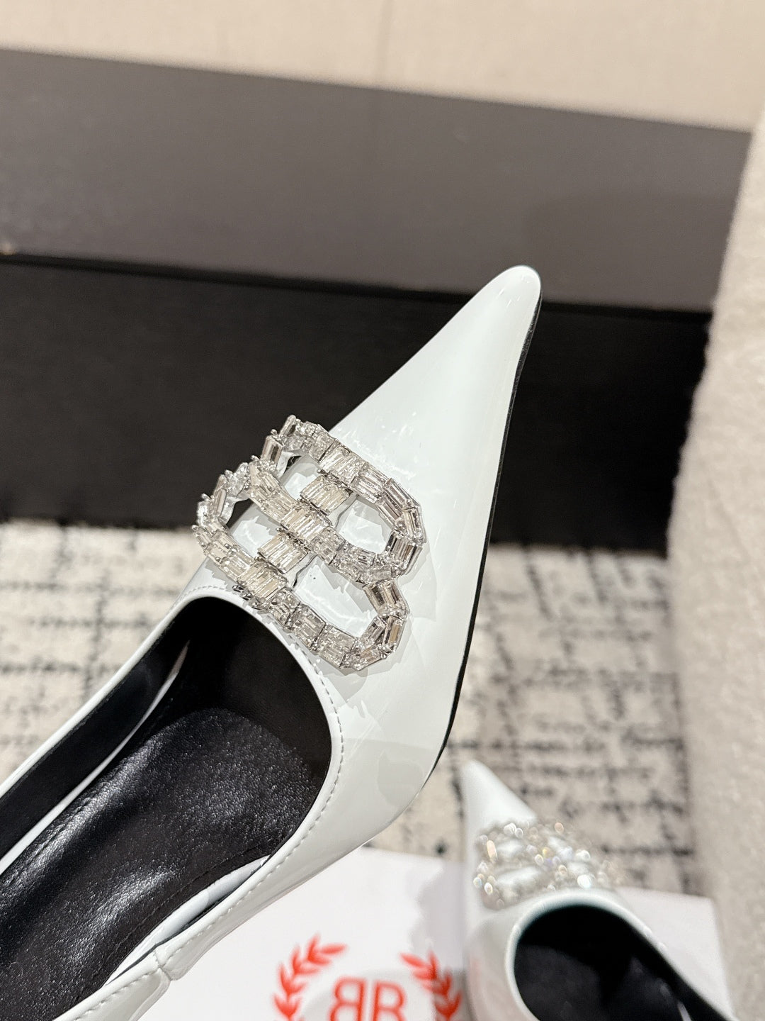 POINTED HIGH PUMPS IN WHITE PATENT CALFSKIN WITH CRYSTAL BUCKLE