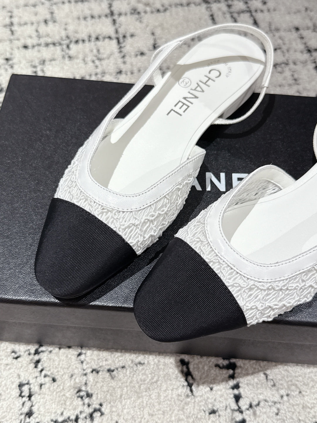 SLINGBACK 25S IN WHITE FABRIC AND BLACK CALFSKIN CANVAS