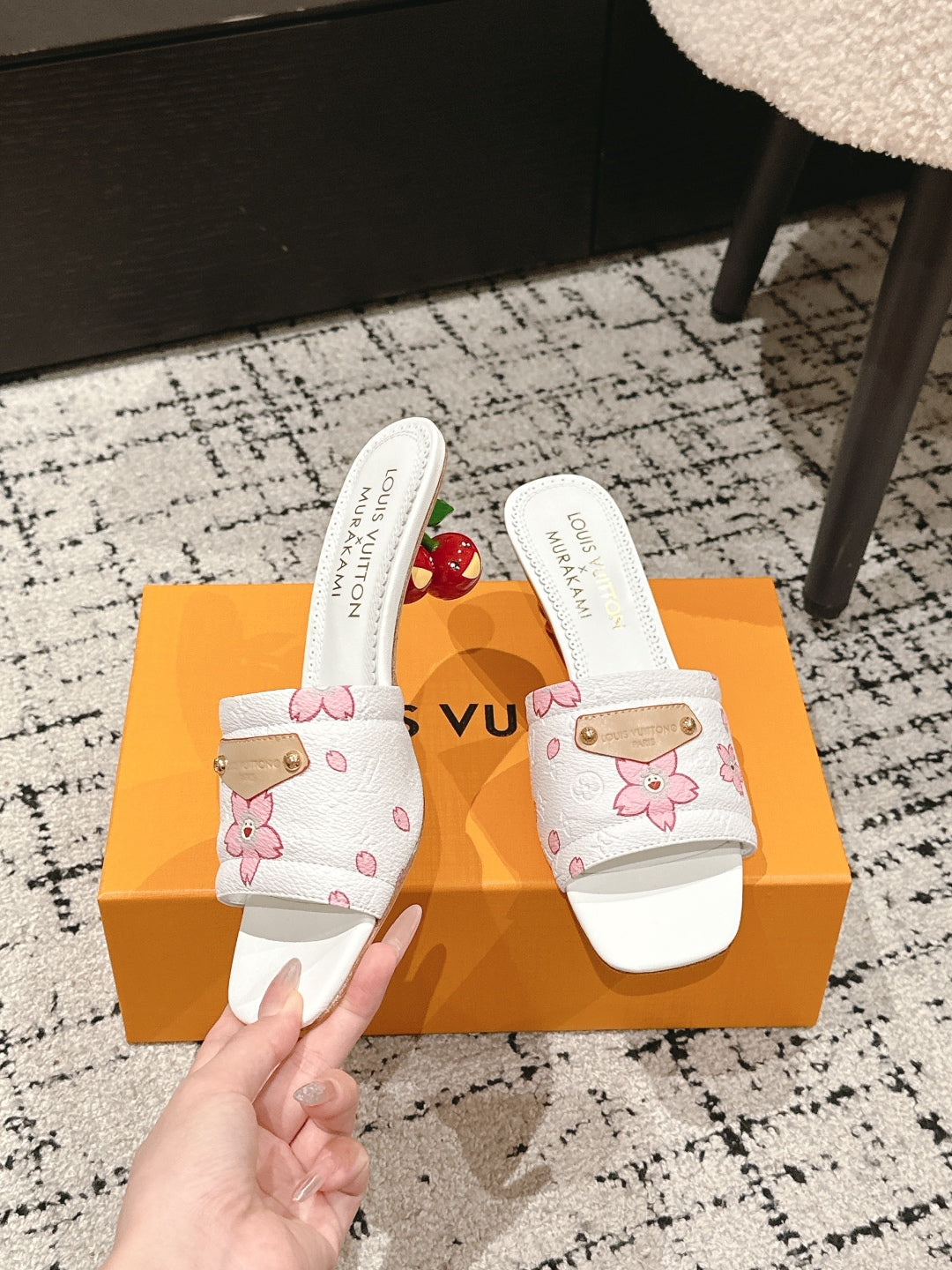 LV CHERRY HIGH HEELS 25S 55 MM IN WHITE CALFSKIN STYLE 3