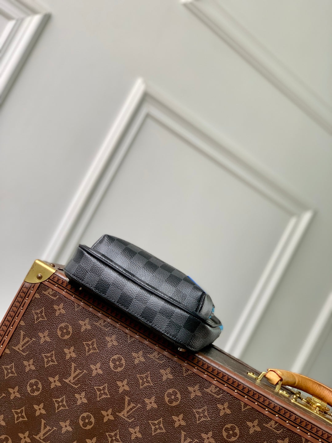 AVENUE SLINGBAG 31 IN BLACK AND GREY DAMIER GRAPHITA CANVAS CALFSKIN