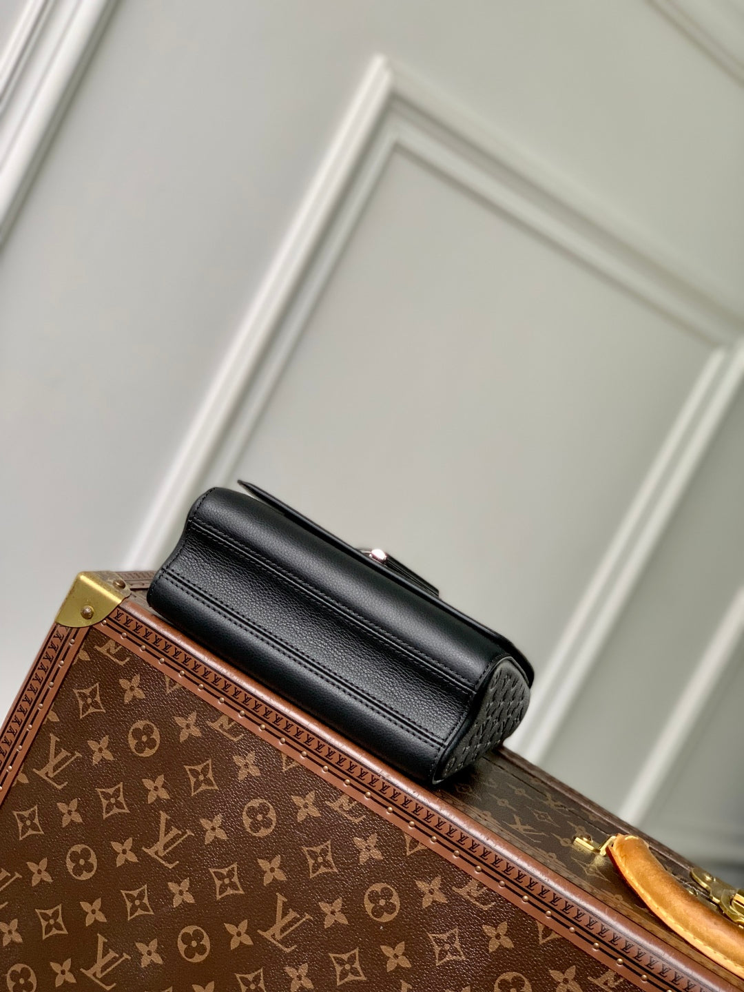 TWIST SLIM 19 IN BLACK TAURILLON CALFSKIN WITH PEARL CHAIN