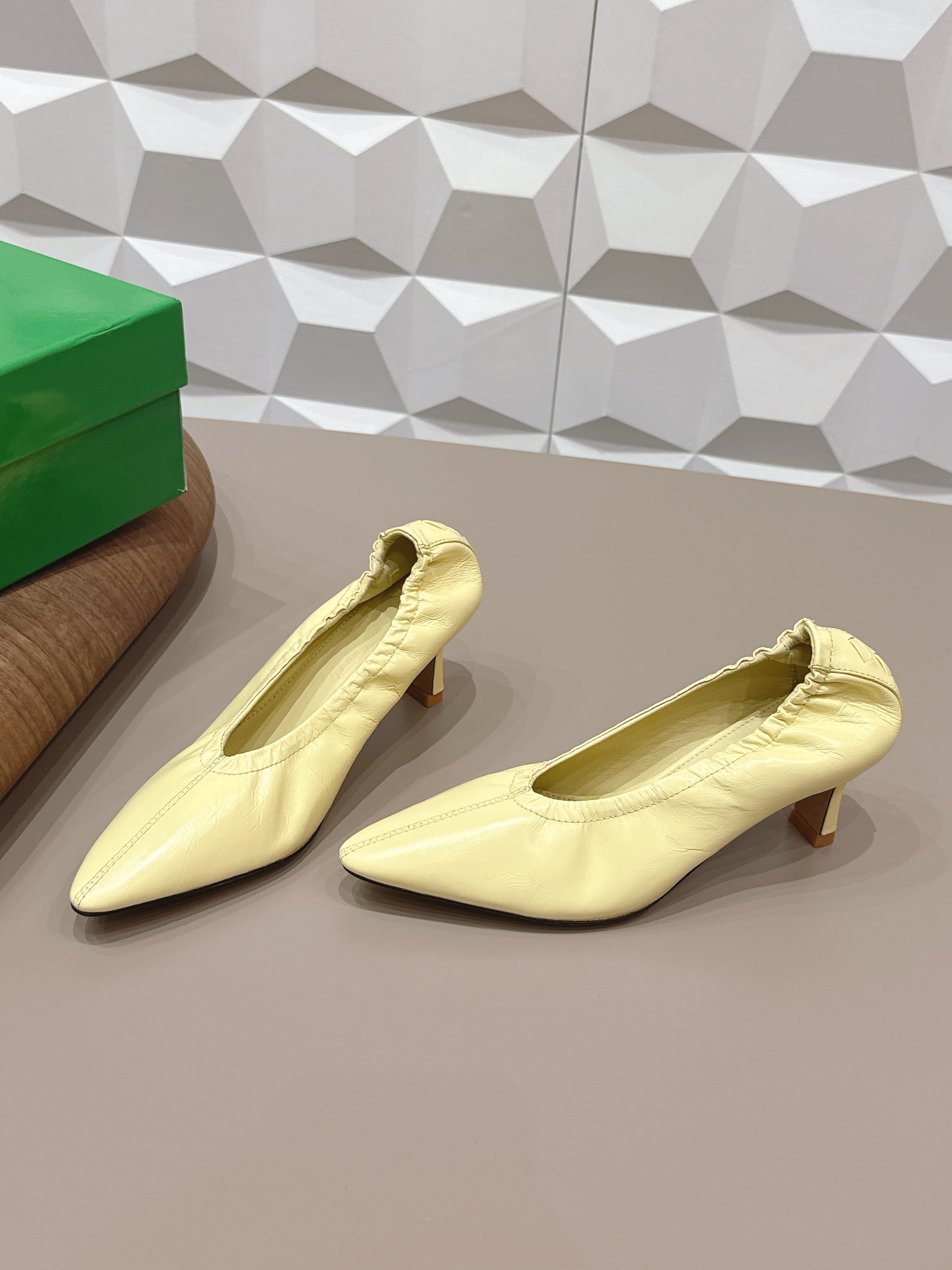 BOTTEGA VENETA 26S HIGH HEELS 40 MM IN LIGHT YELLOW CALFSKIN