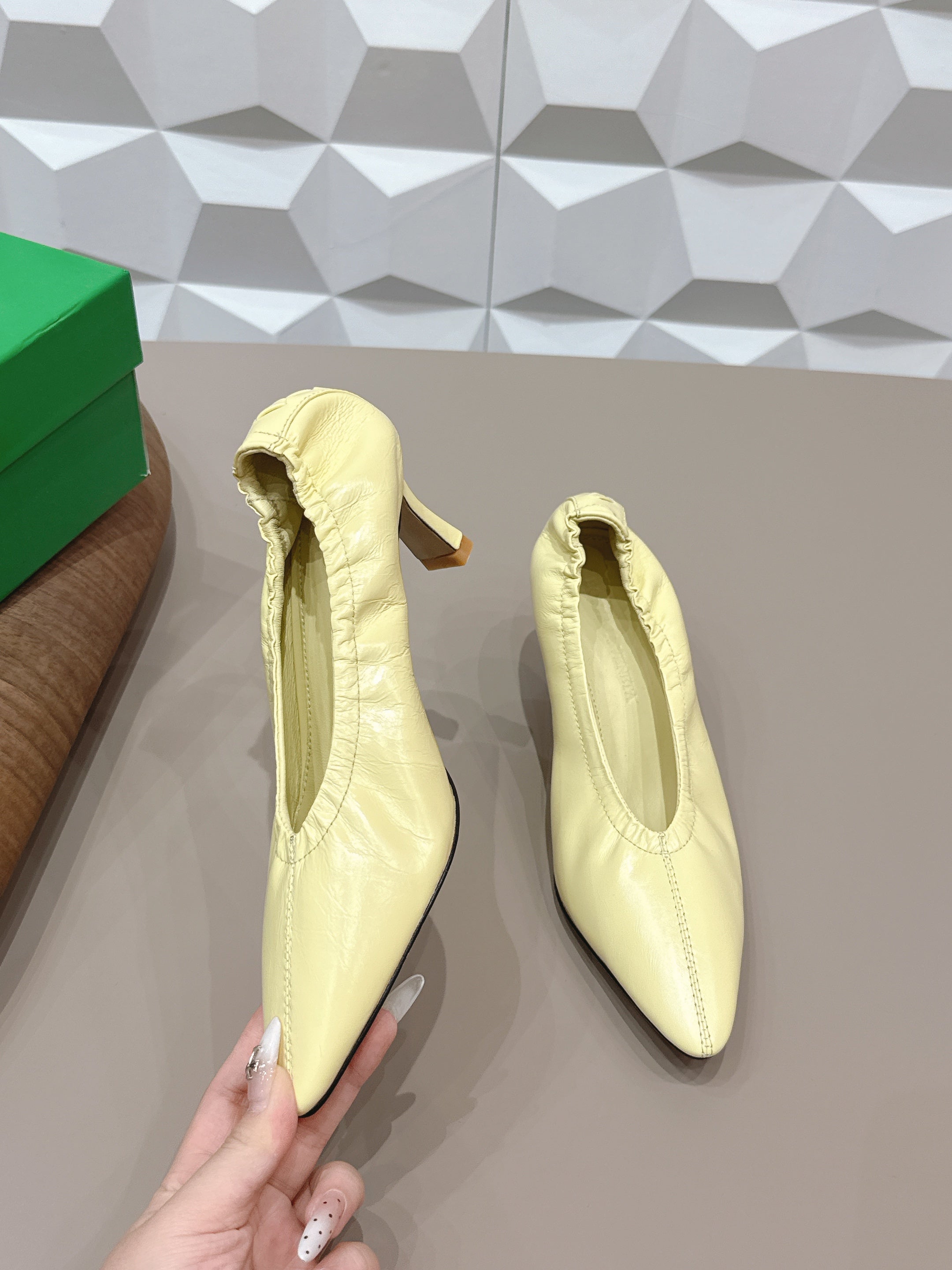 BOTTEGA VENETA 26S HIGH HEELS 40 MM IN LIGHT YELLOW CALFSKIN