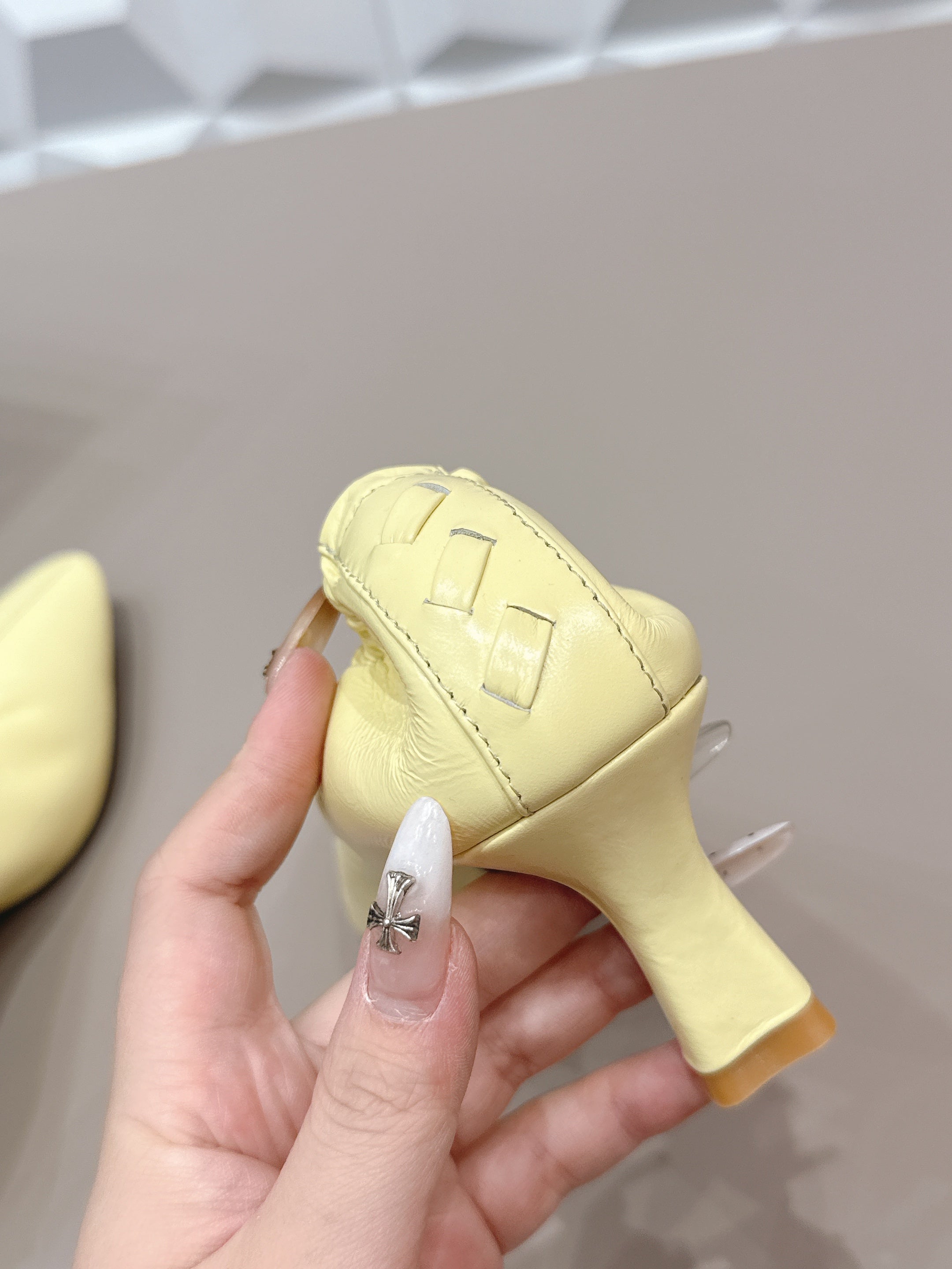 BOTTEGA VENETA 26S HIGH HEELS 40 MM IN LIGHT YELLOW CALFSKIN