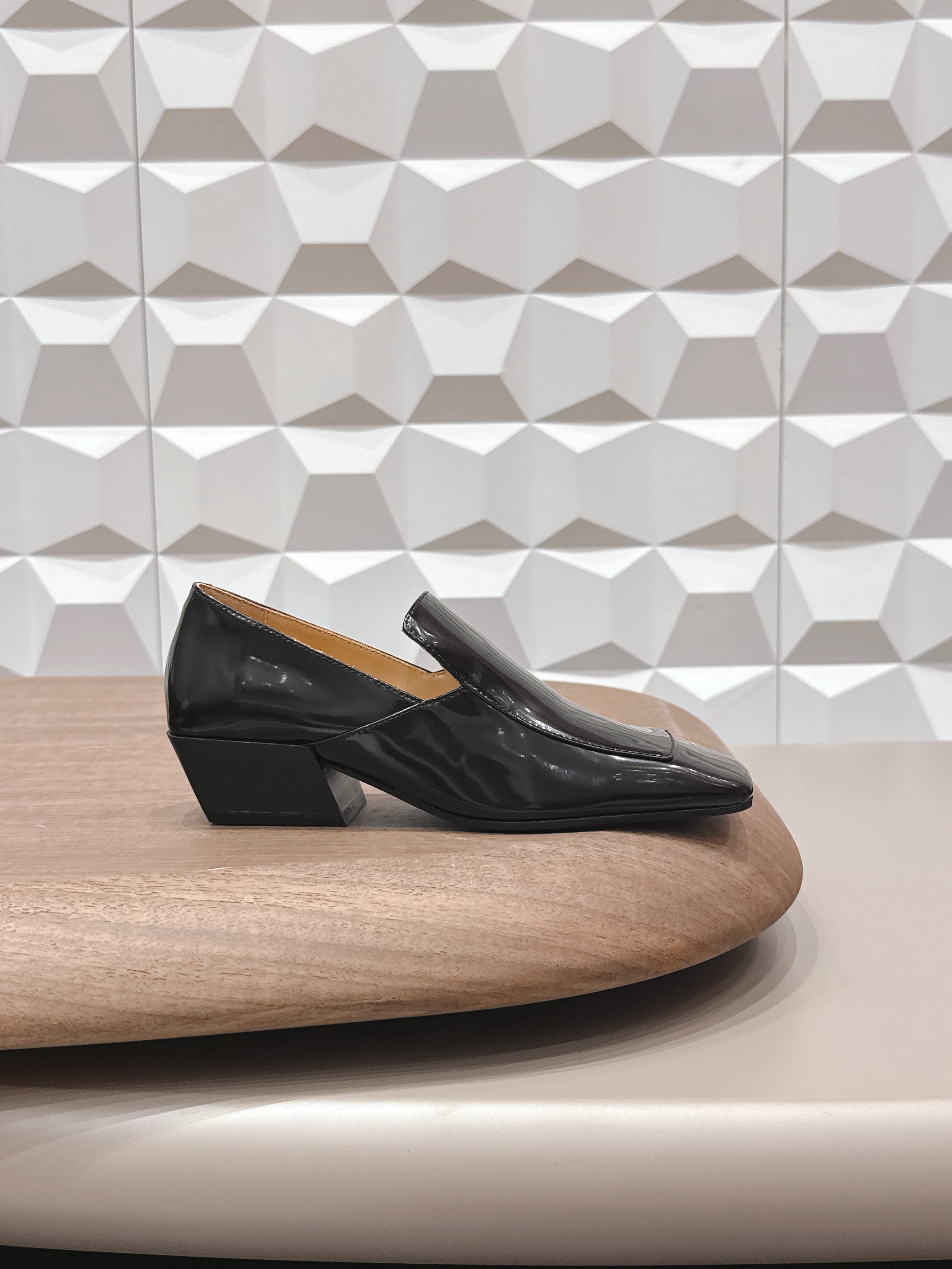 BOTTEGA VENETA 26S VENTURA LOAFERS 40 MM BLACK GLOSSY CALFSKIN