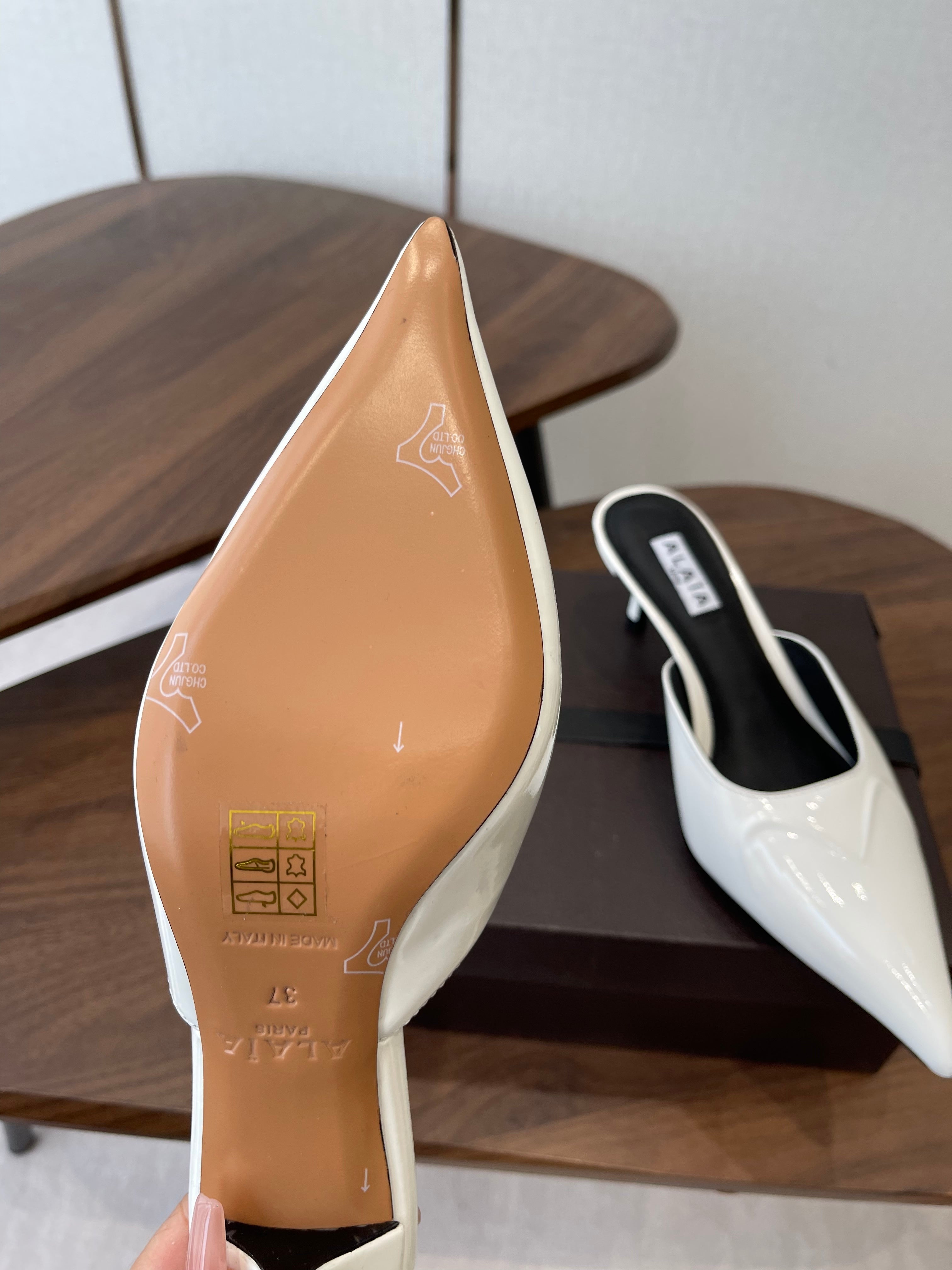 ALAIA 26S HEELED MULES 50 MM IN WHITE GLOSSY CALFSKIN