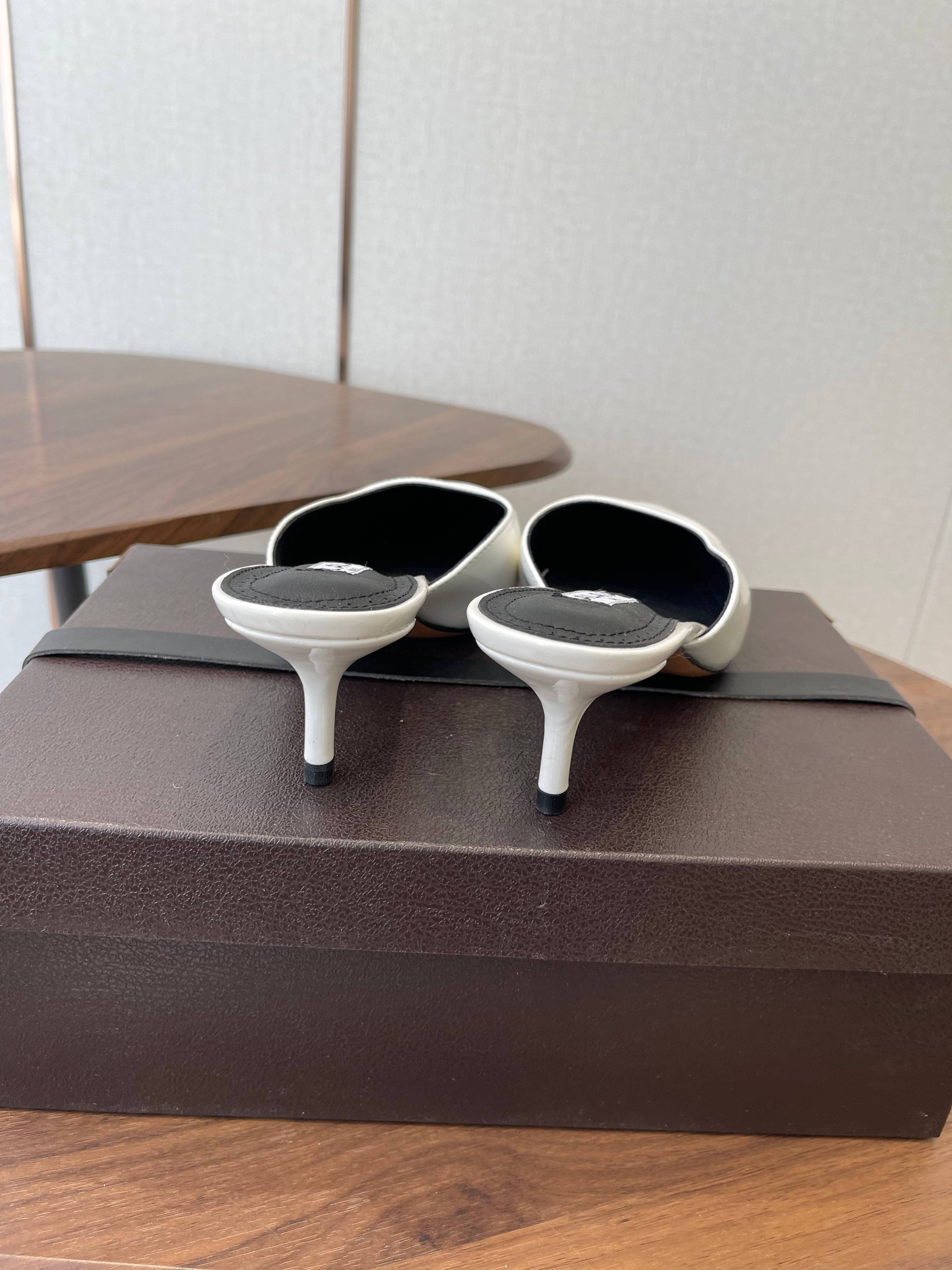 ALAIA 26S HEELED MULES 50 MM IN WHITE GLOSSY CALFSKIN