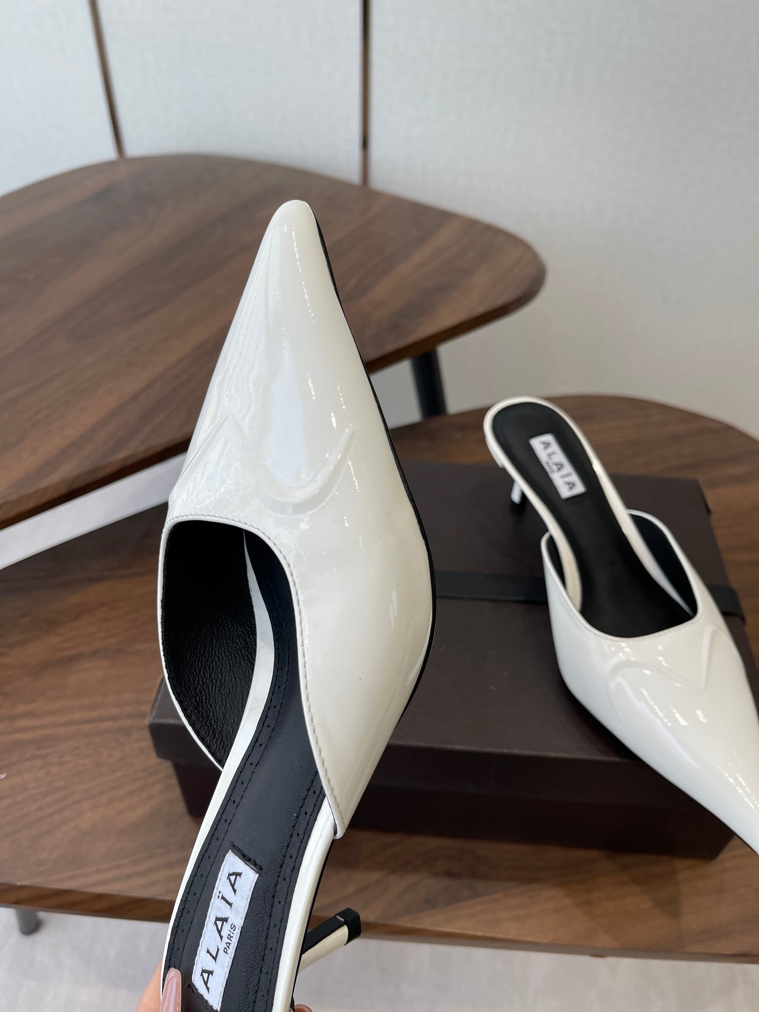 ALAIA 26S HEELED MULES 50 MM IN WHITE GLOSSY CALFSKIN