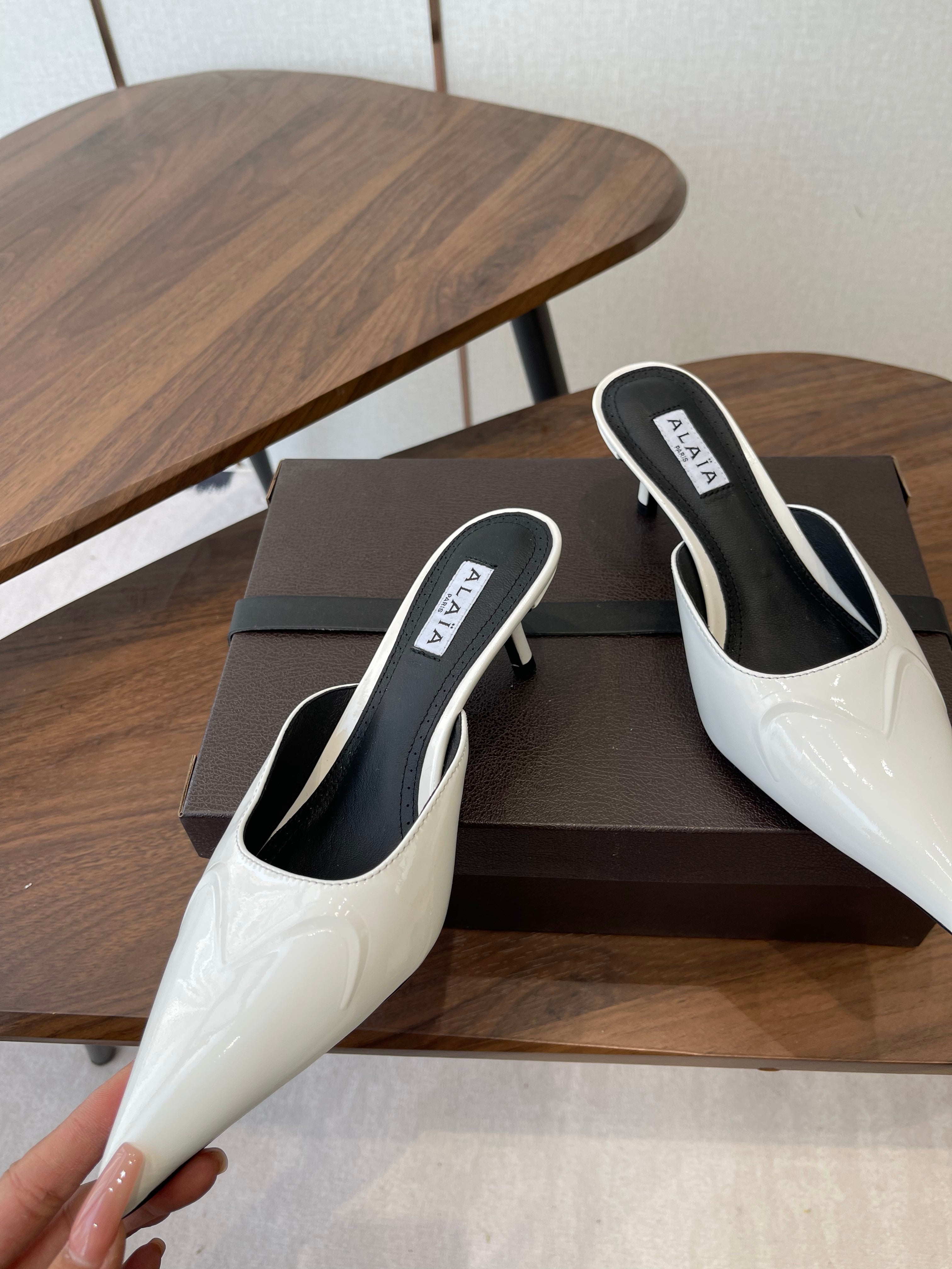 ALAIA 26S HEELED MULES 50 MM IN WHITE GLOSSY CALFSKIN