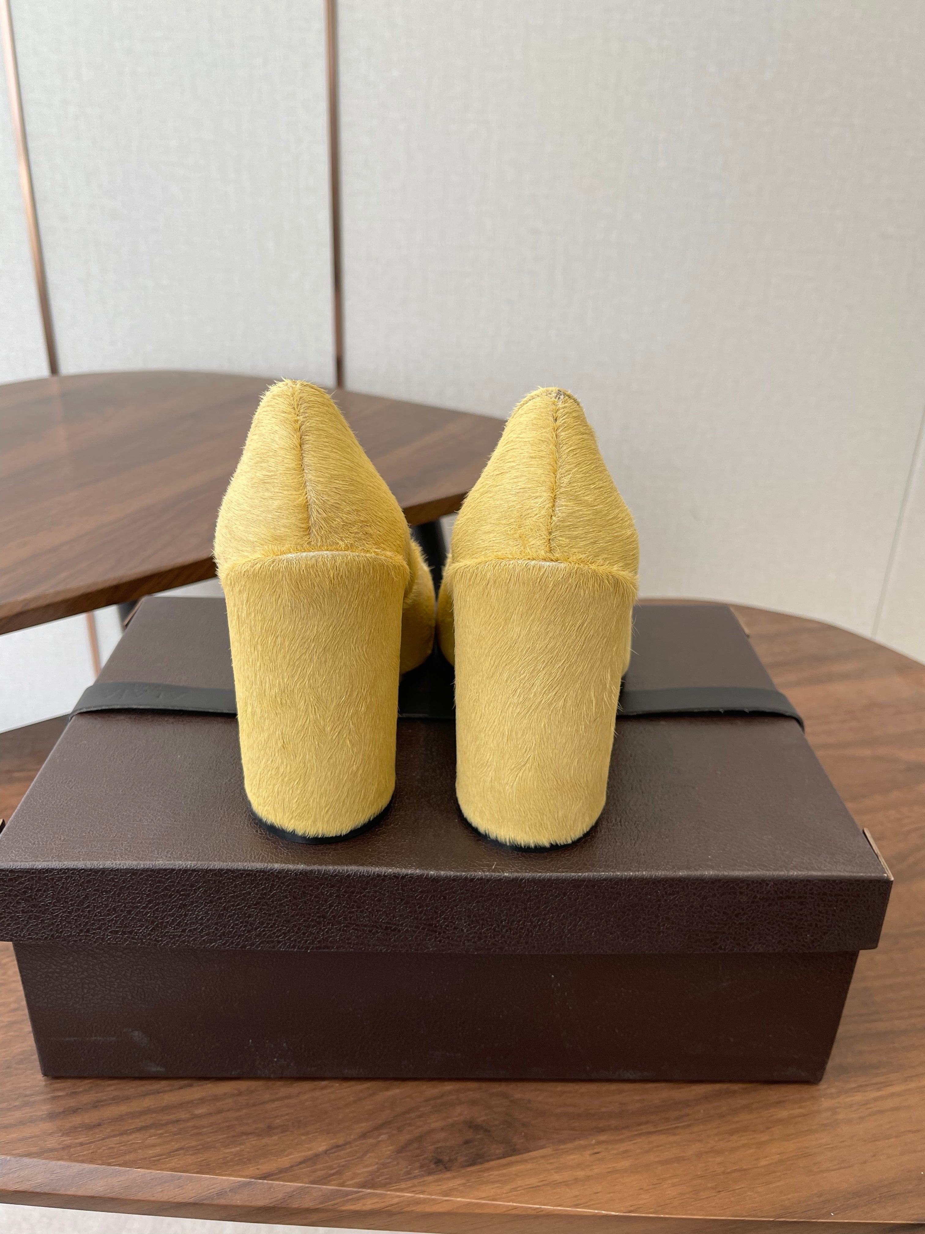 ALAIA 26S SQUARE-TOE HIGH HEELS 95 MM IN YELLOW PONY HAIR