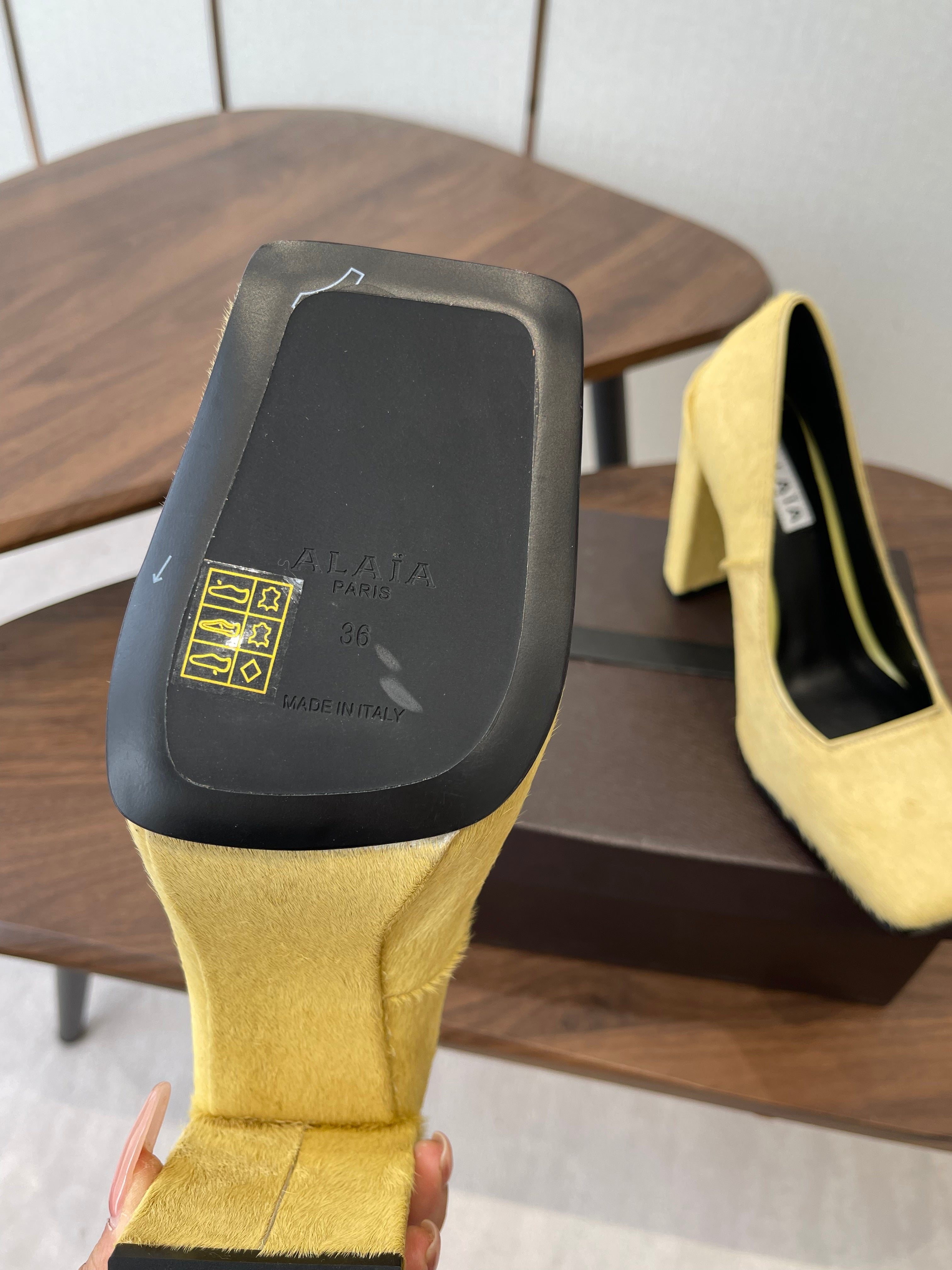 ALAIA 26S SQUARE-TOE HIGH HEELS 95 MM IN YELLOW PONY HAIR