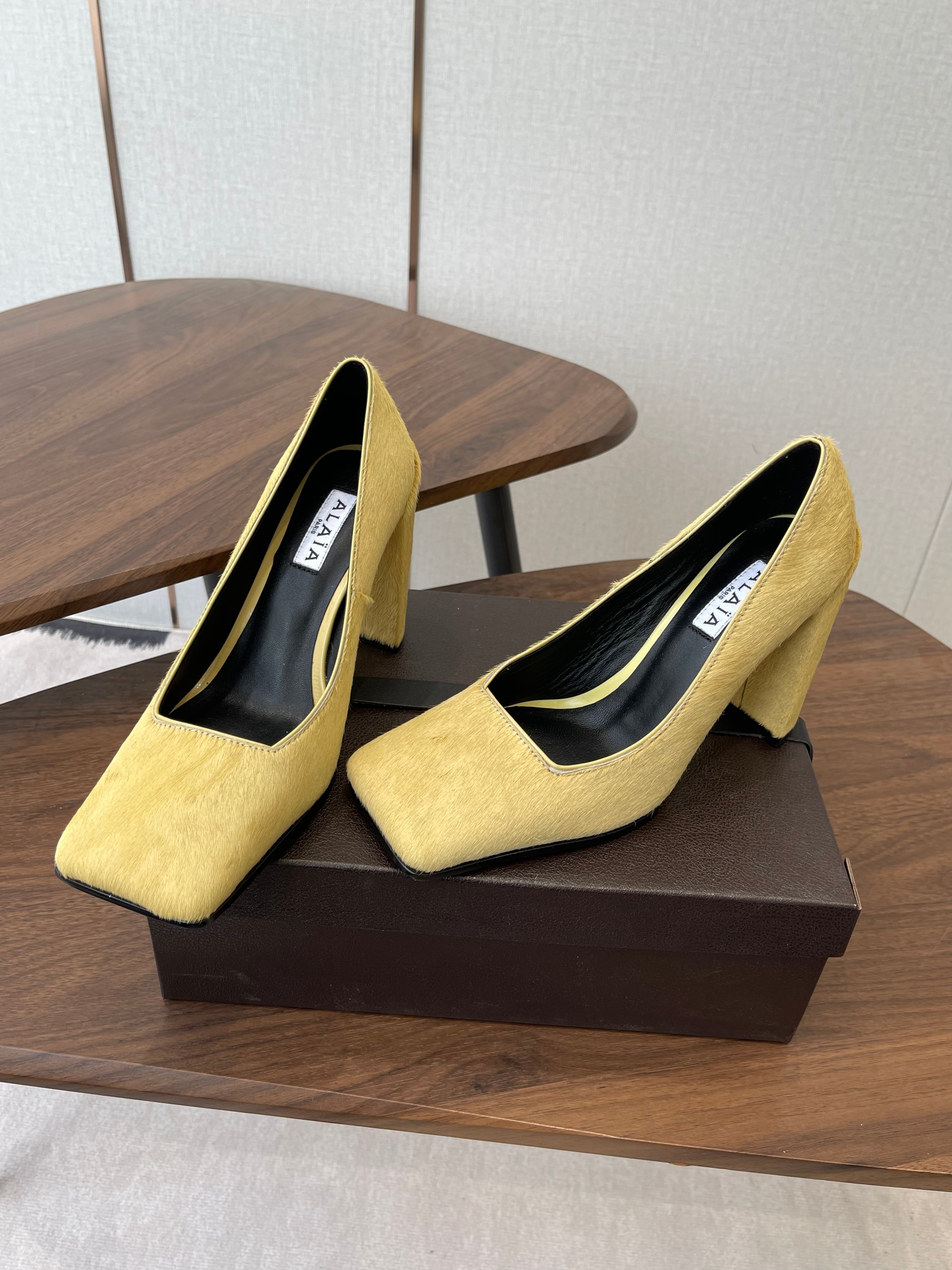 ALAIA 26S SQUARE-TOE HIGH HEELS 95 MM IN YELLOW PONY HAIR