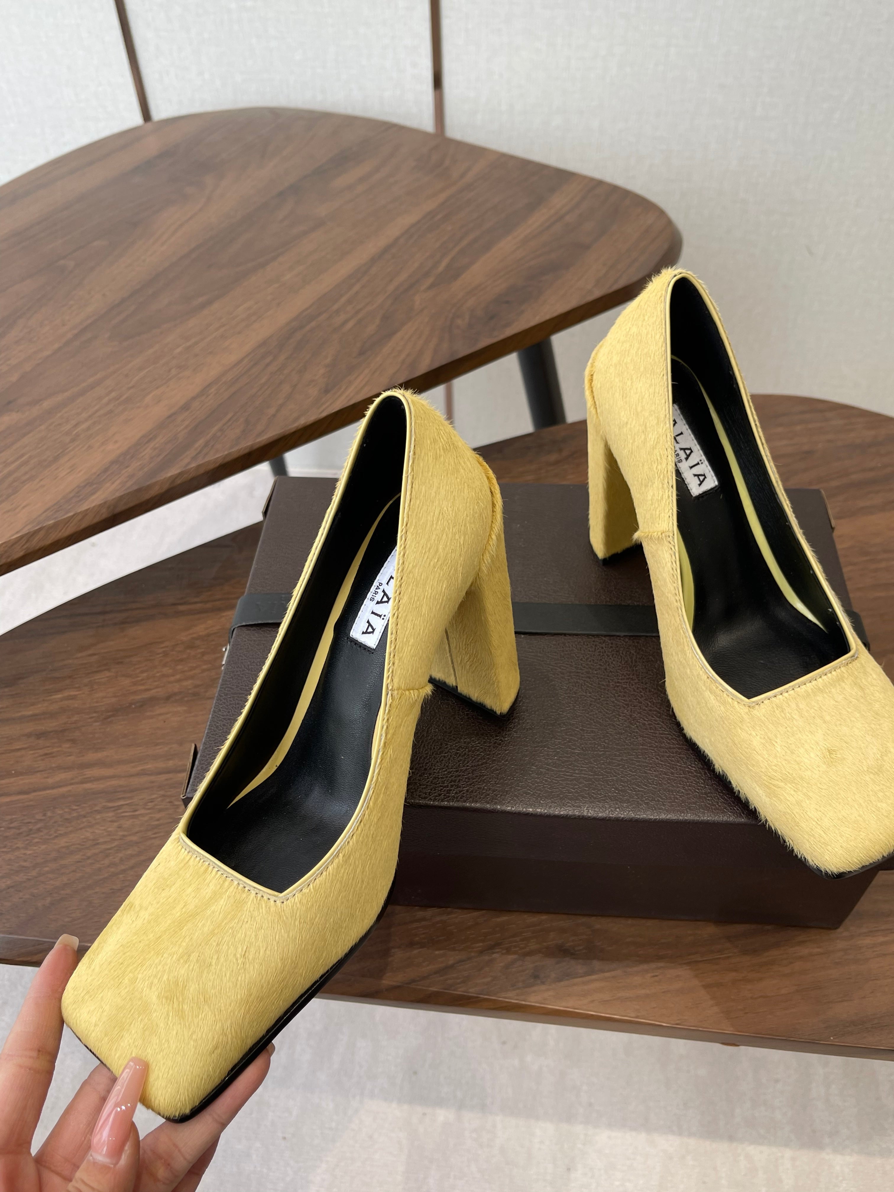 ALAIA 26S SQUARE-TOE HIGH HEELS 95 MM IN YELLOW PONY HAIR