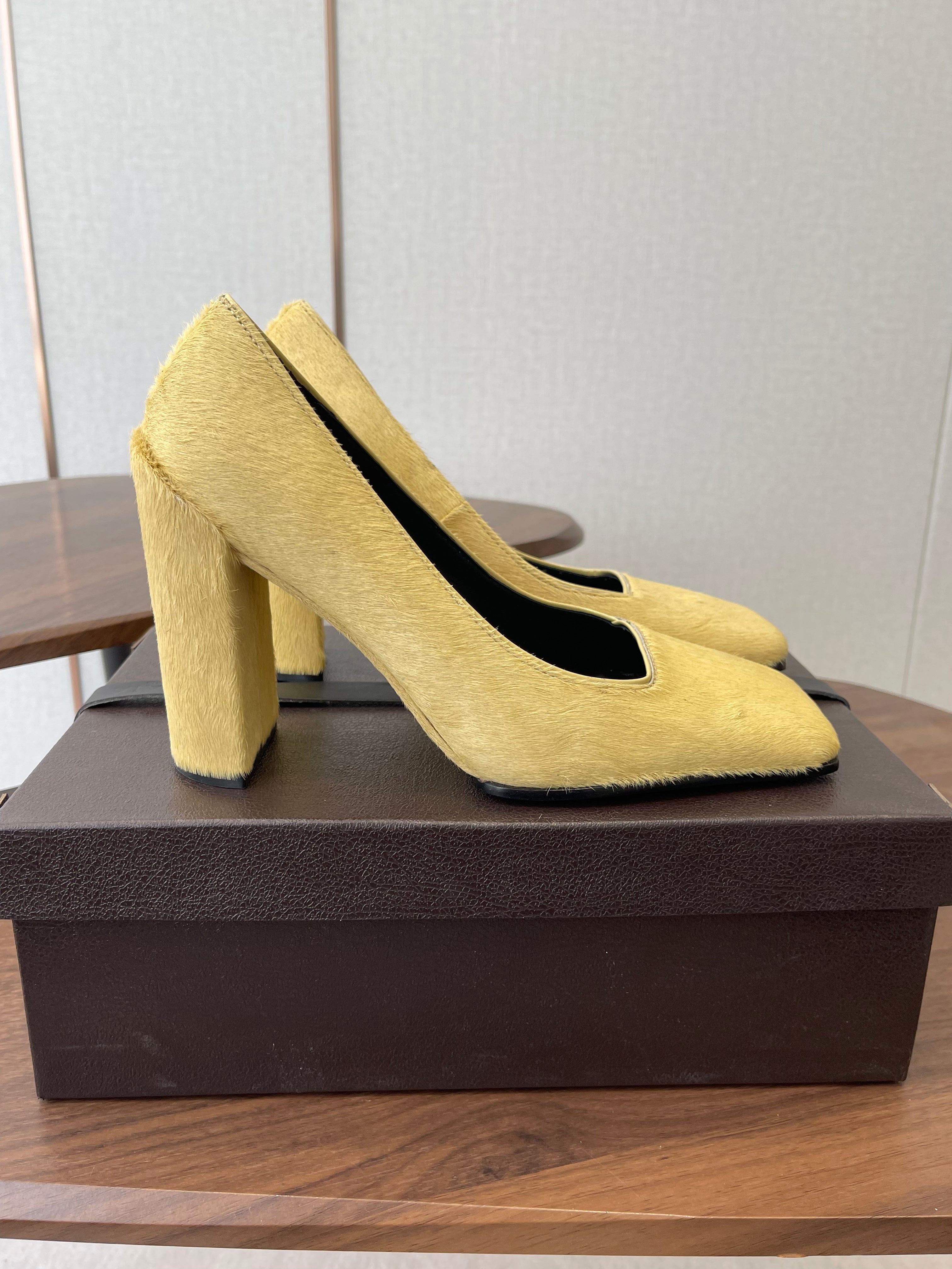 ALAIA 26S SQUARE-TOE HIGH HEELS 95 MM IN YELLOW PONY HAIR
