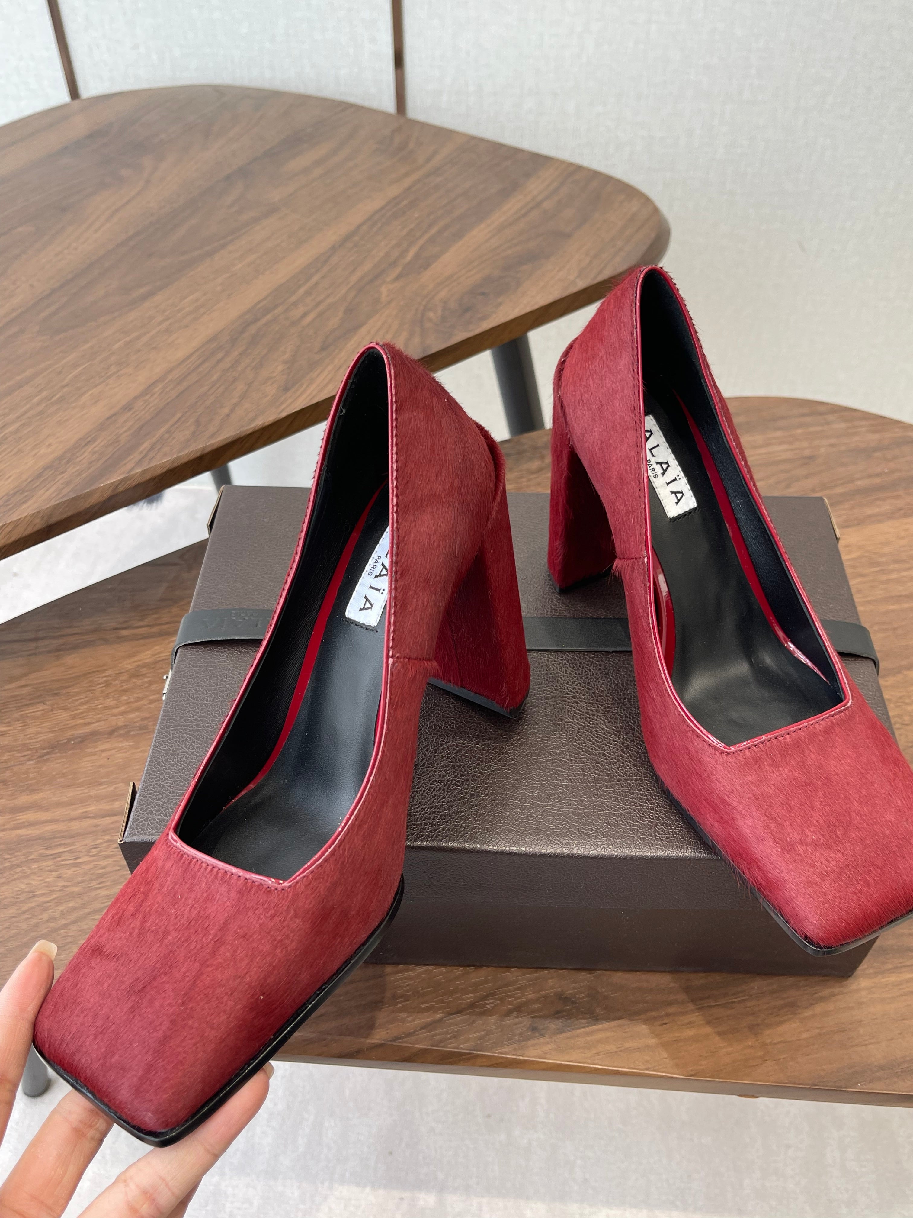 ALAIA 26S SQUARE-TOE HIGH HEELS 95 MM IN RED PONY HAIR