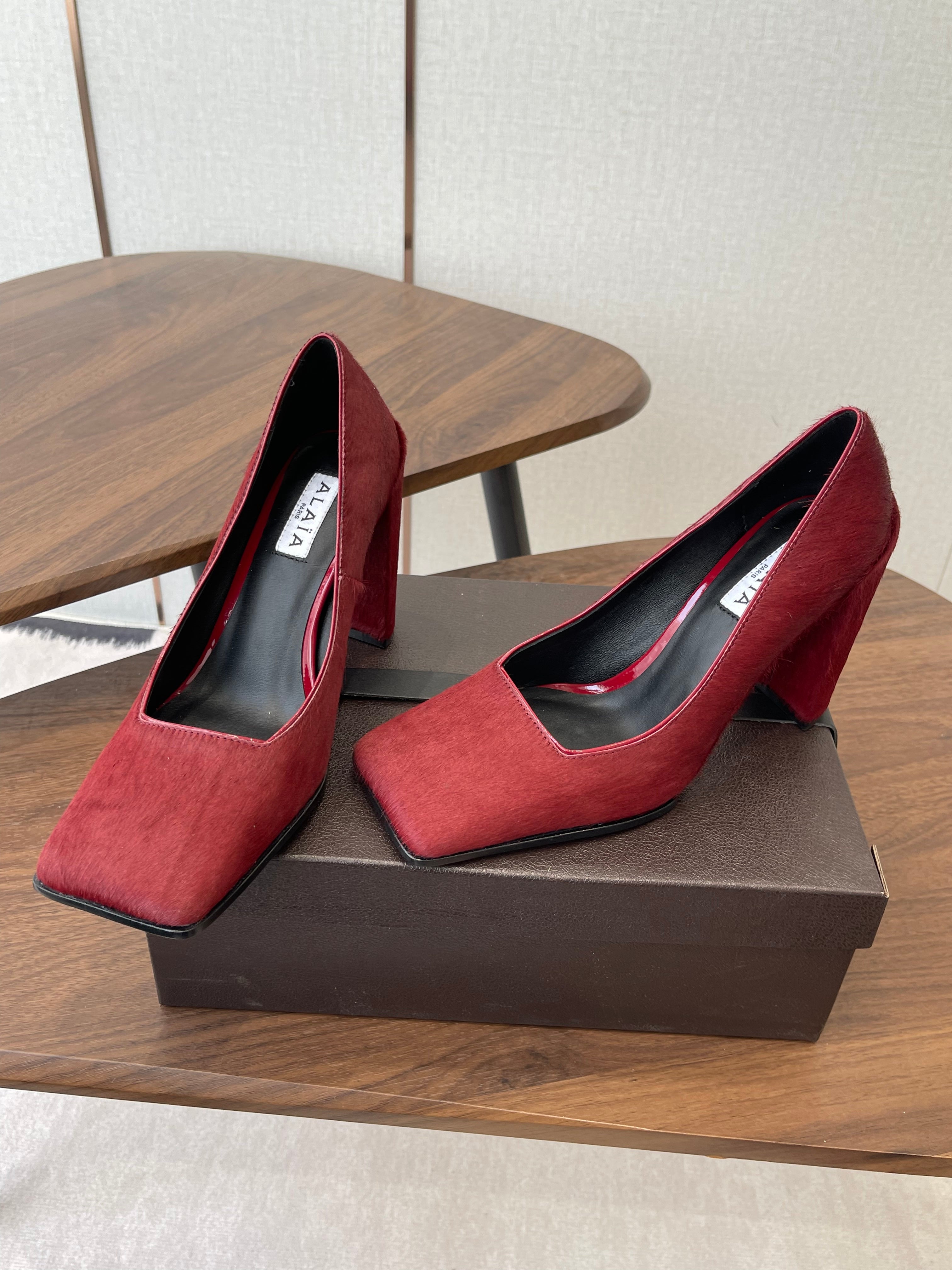 ALAIA 26S SQUARE-TOE HIGH HEELS 95 MM IN RED PONY HAIR