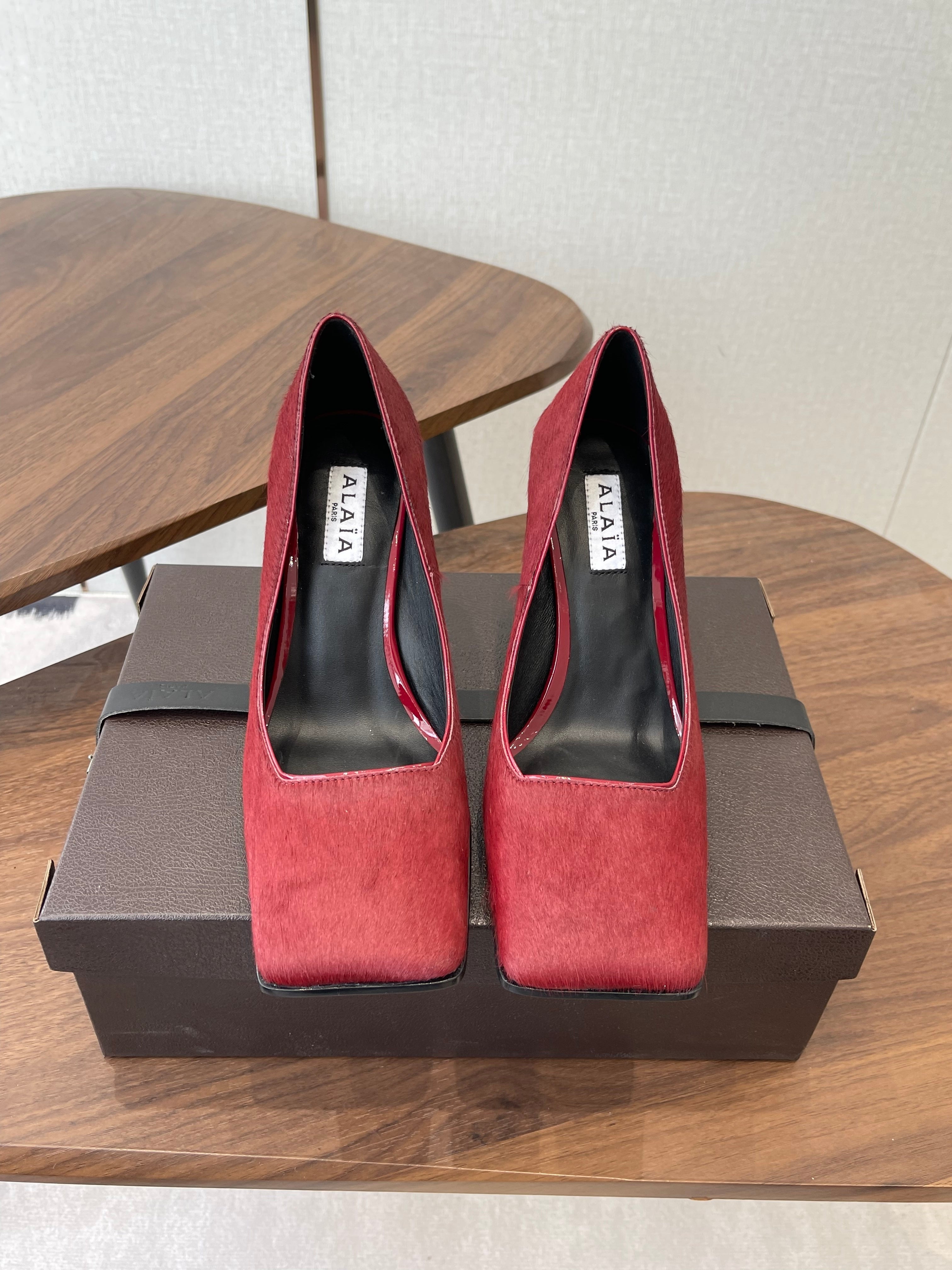 ALAIA 26S SQUARE-TOE HIGH HEELS 95 MM IN RED PONY HAIR