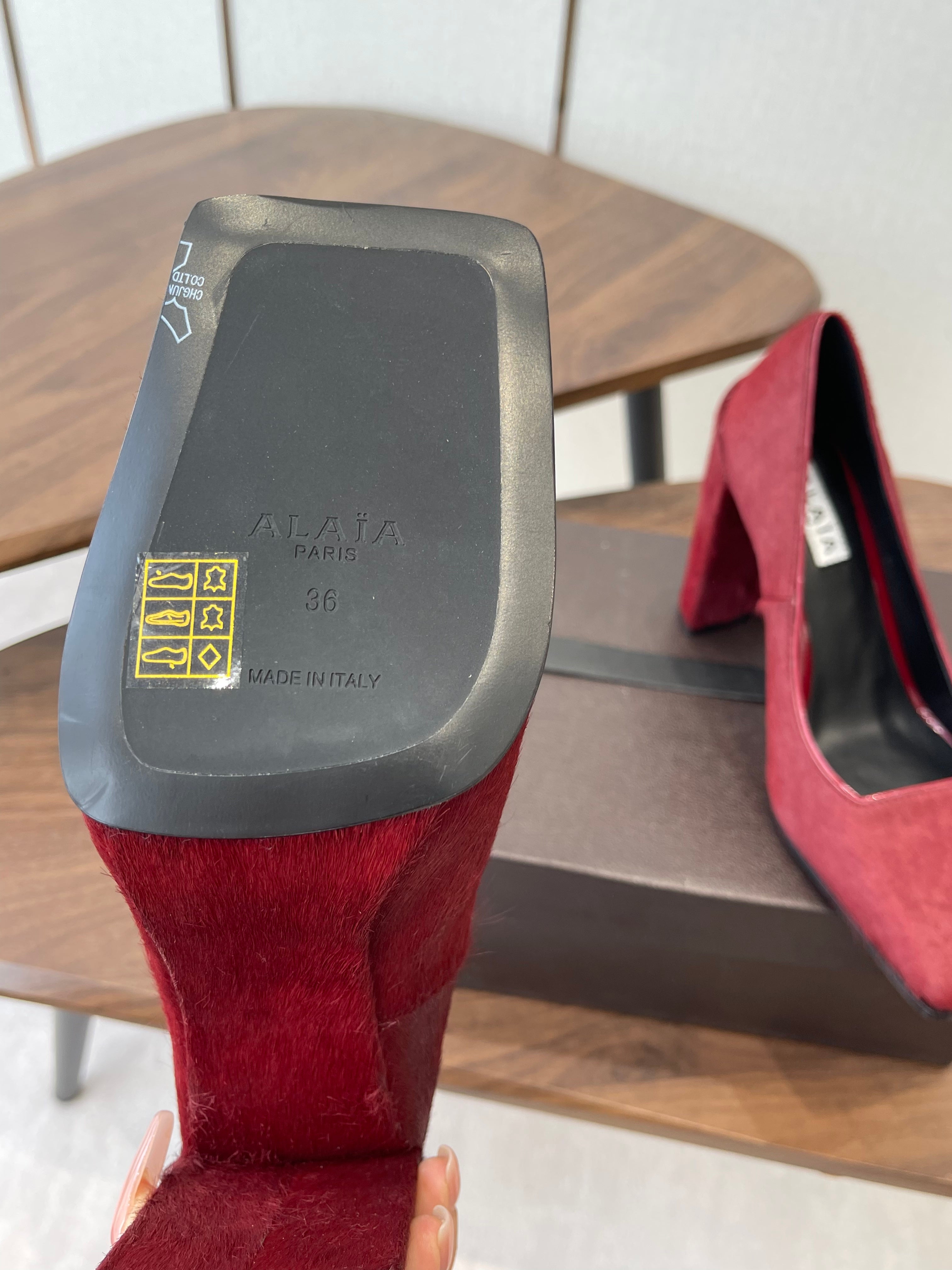 ALAIA 26S SQUARE-TOE HIGH HEELS 95 MM IN RED PONY HAIR